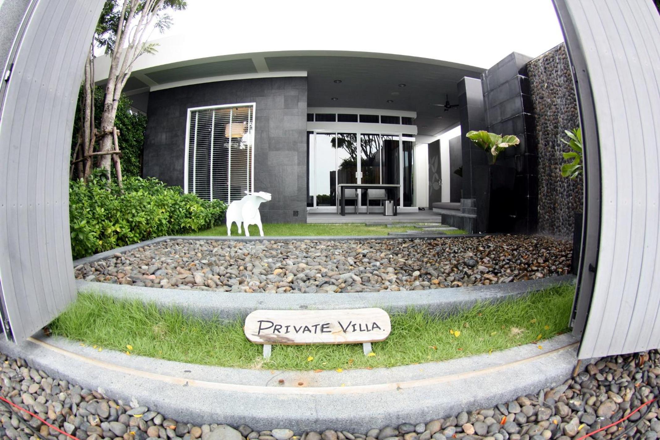 Beach Front Villa with Spa Bath - Photo 3