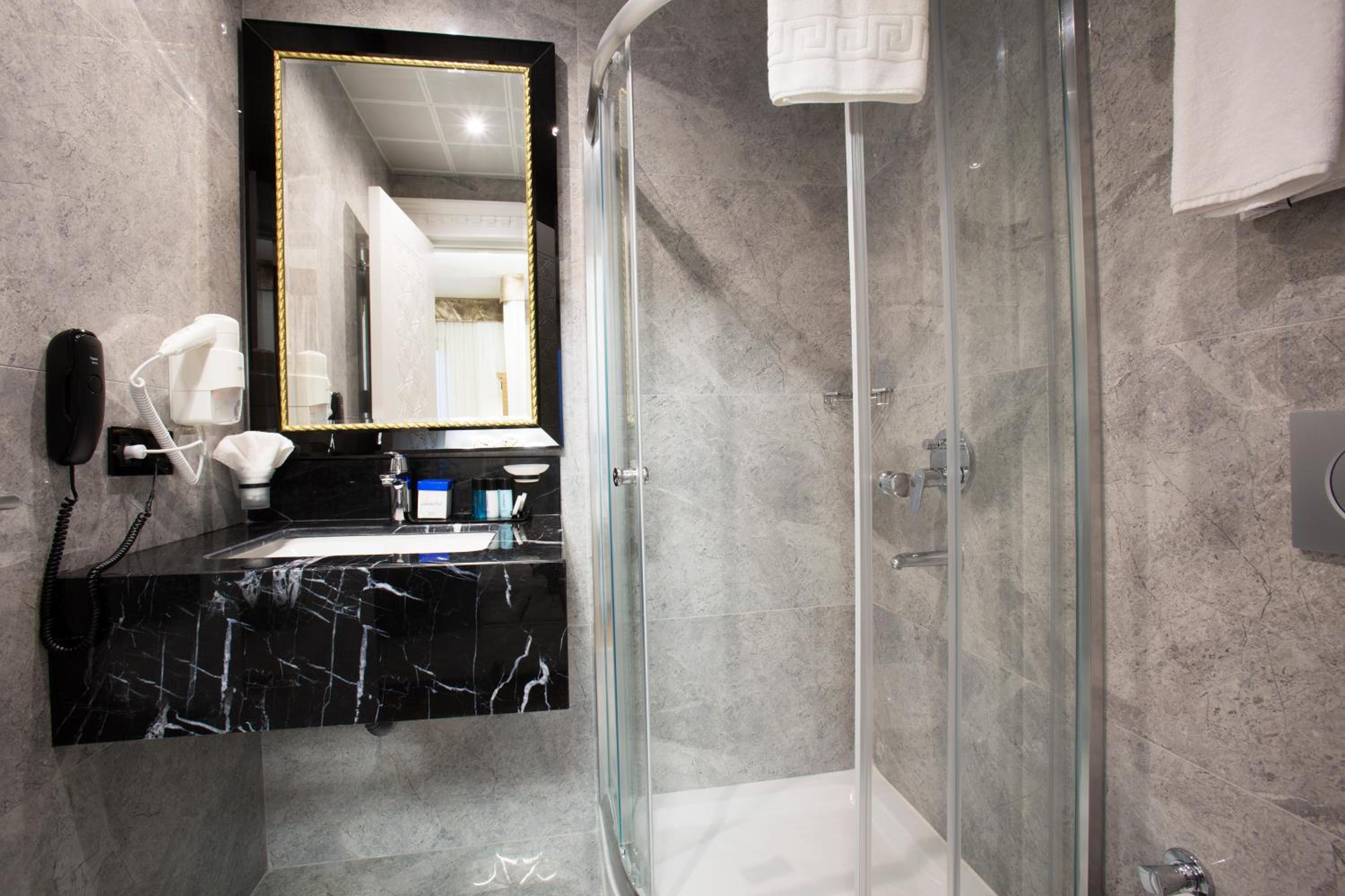 Corner Suite with Balcony photo 3