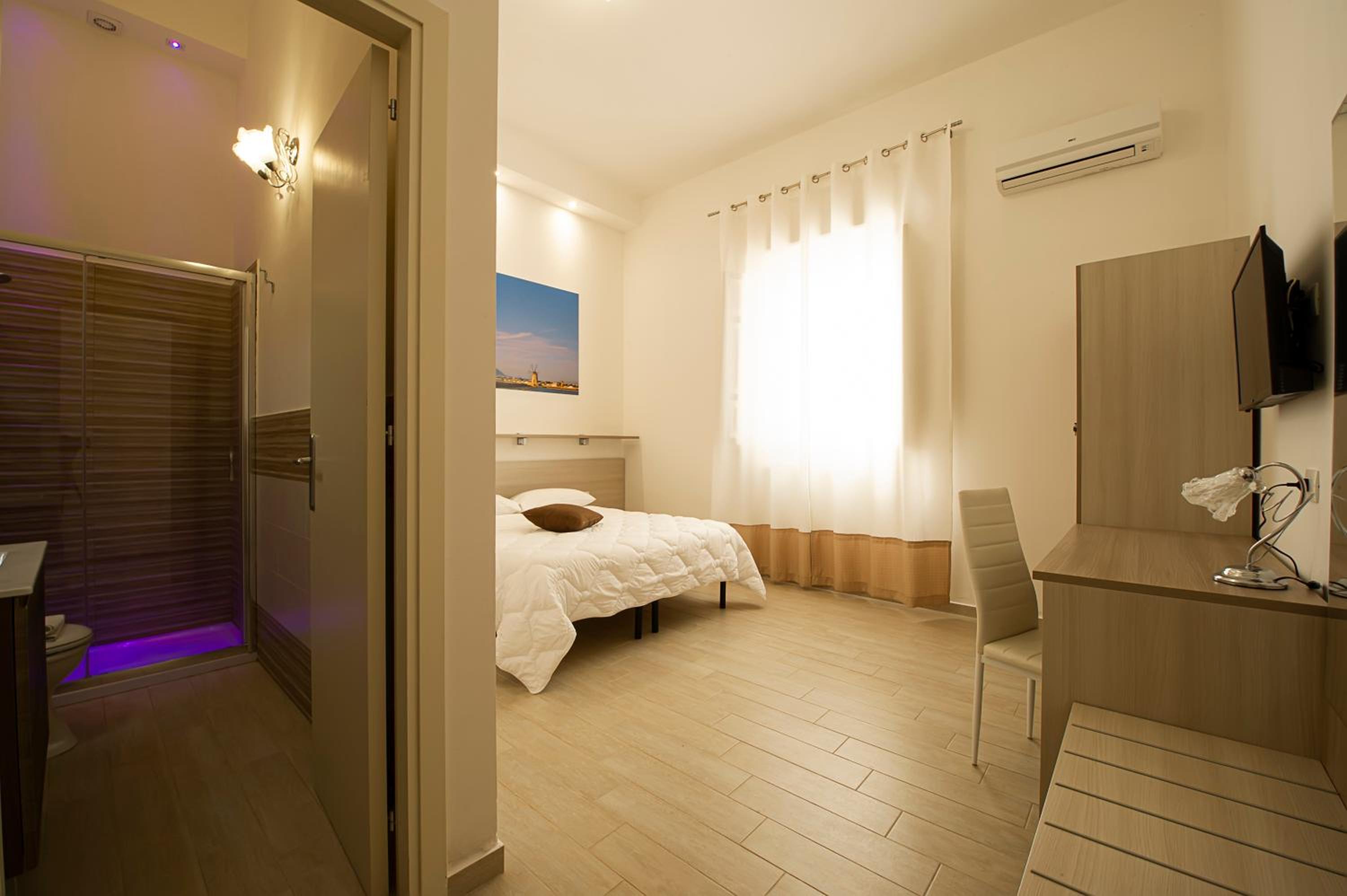 Deluxe Room (2 Adults + 1 Child) photo 1