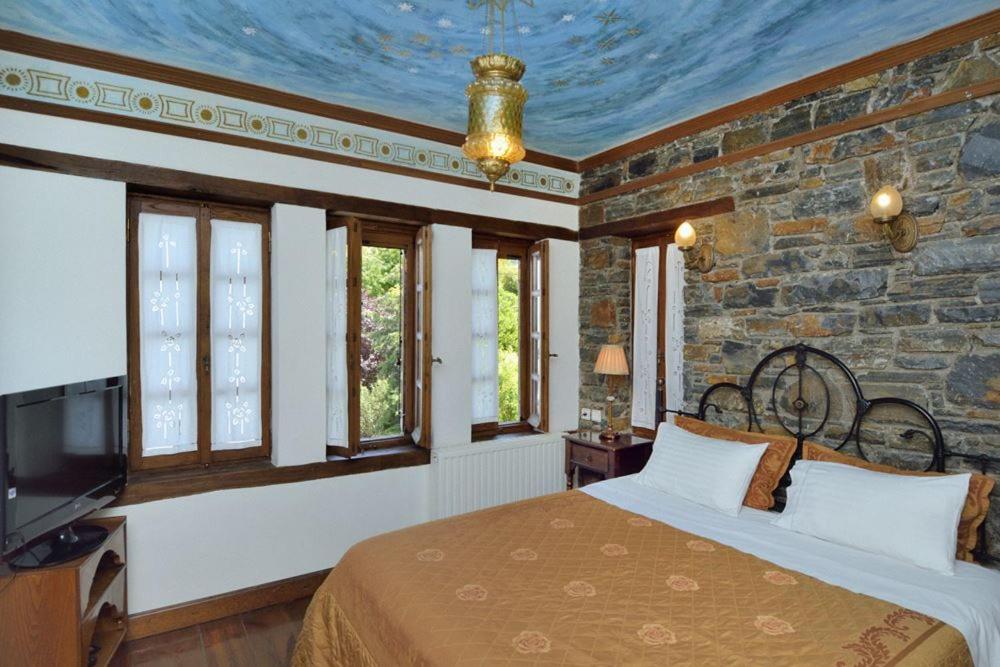 Deluxe Suite with Fireplace - Photo 1