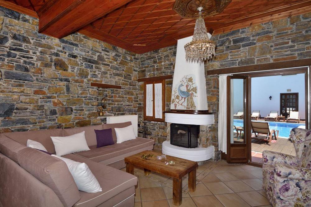 Deluxe Suite with Fireplace - Photo 20