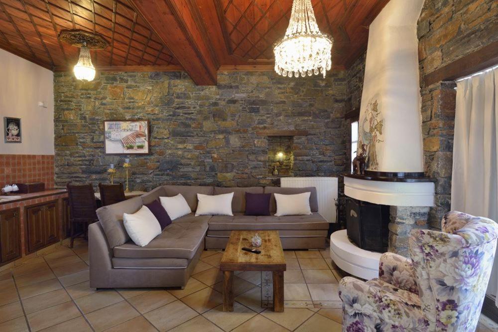 Deluxe Suite with Fireplace - Photo 21
