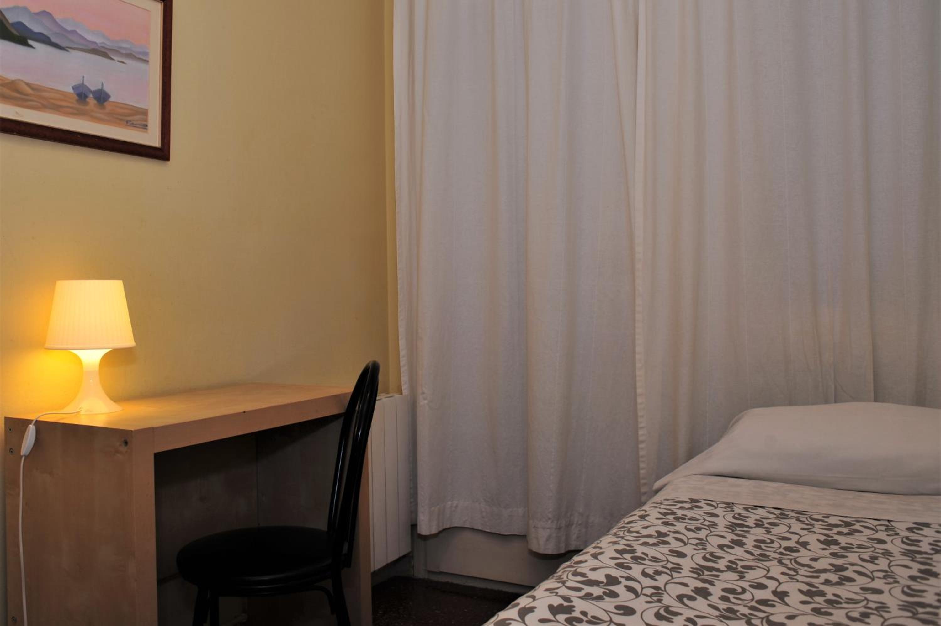 Single Room with Bathroom photo 2