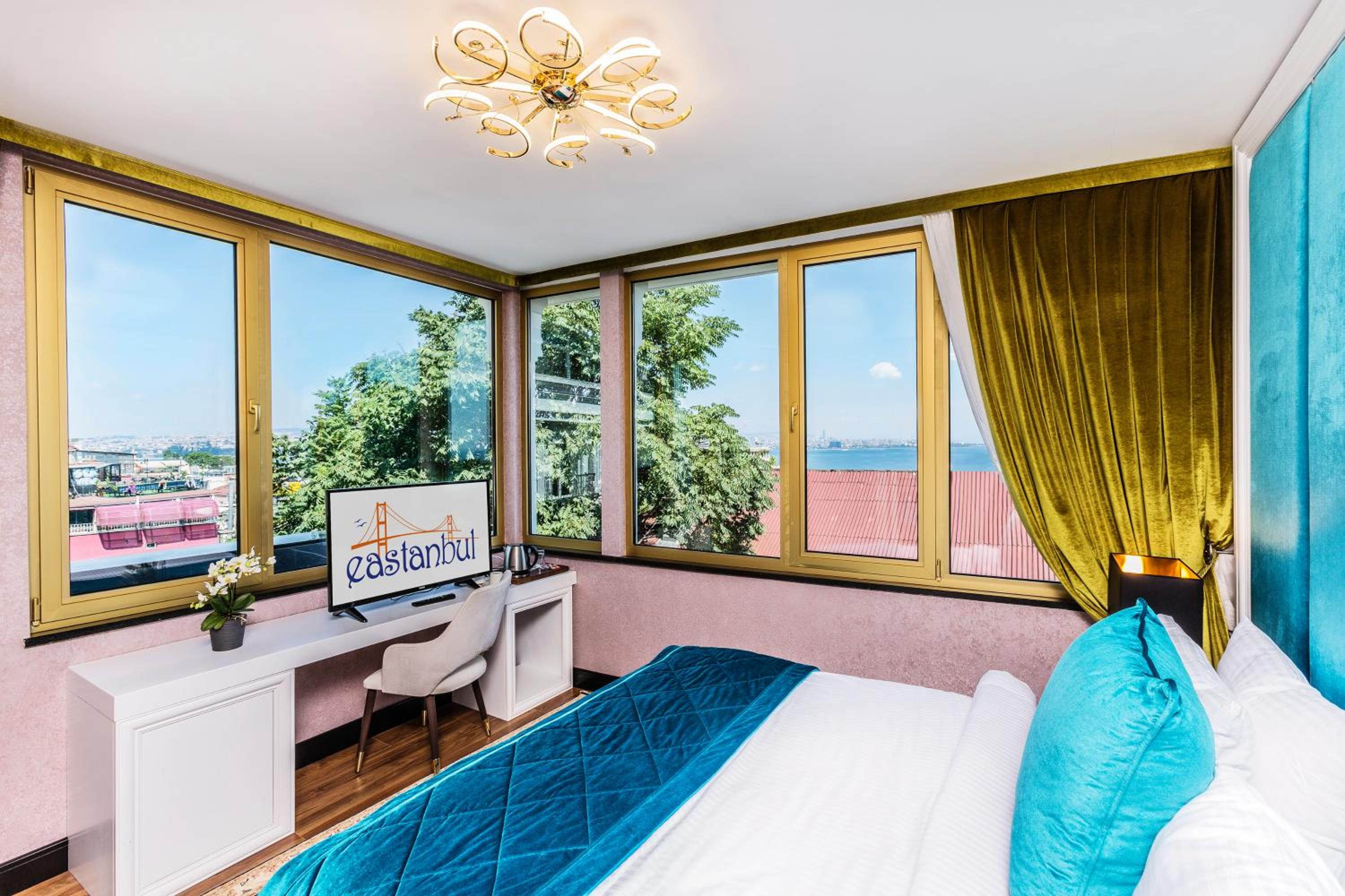 Corner Suite with Balcony photo 1