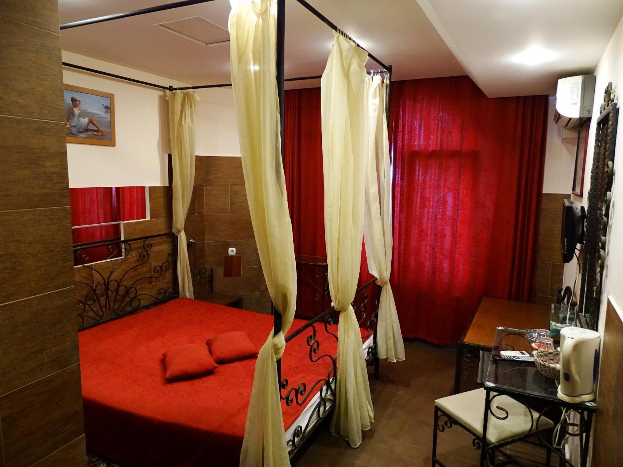 Double Room with Spa Bath - Photo 13