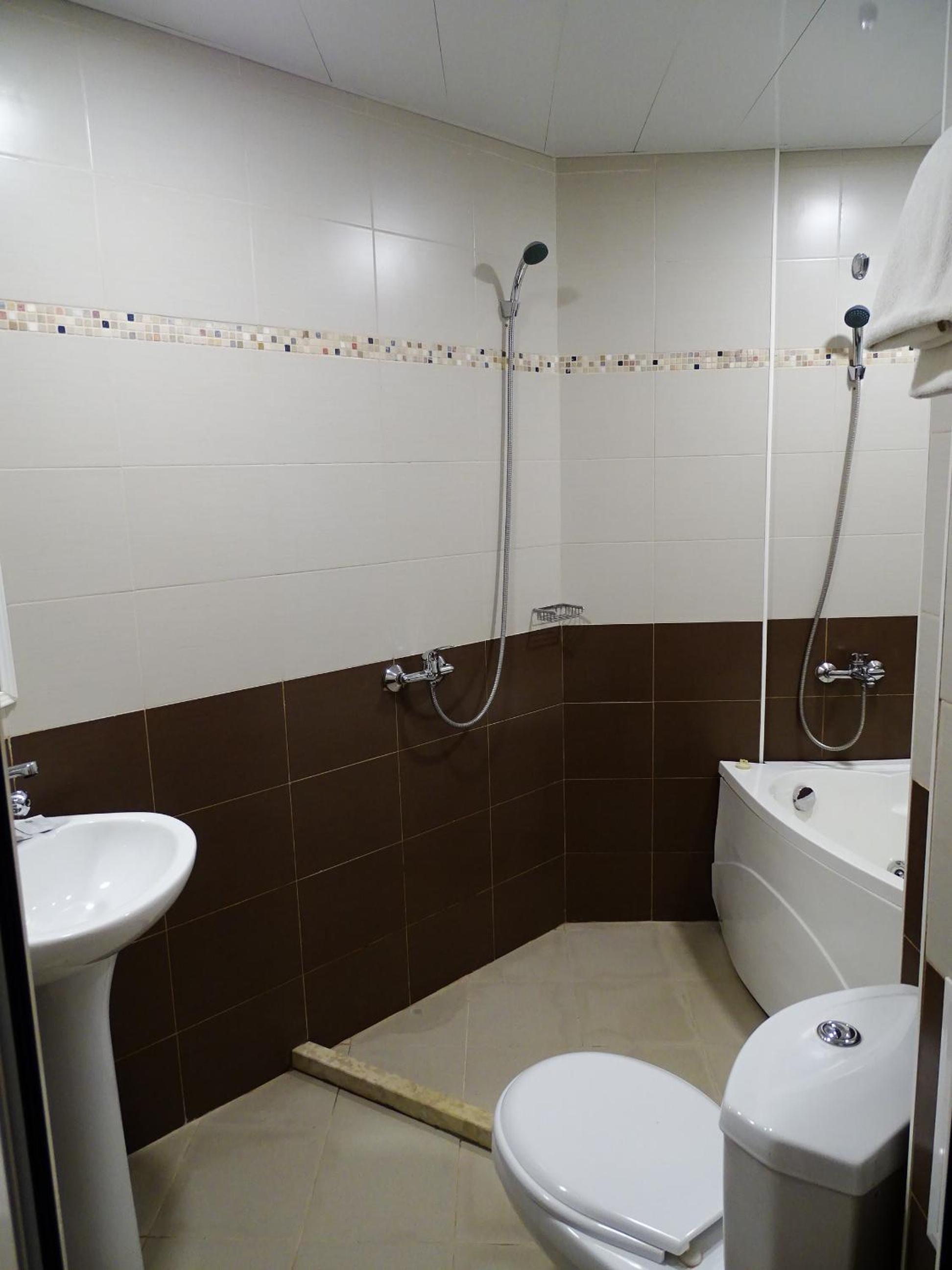 Double Room with Spa Bath - Photo 11