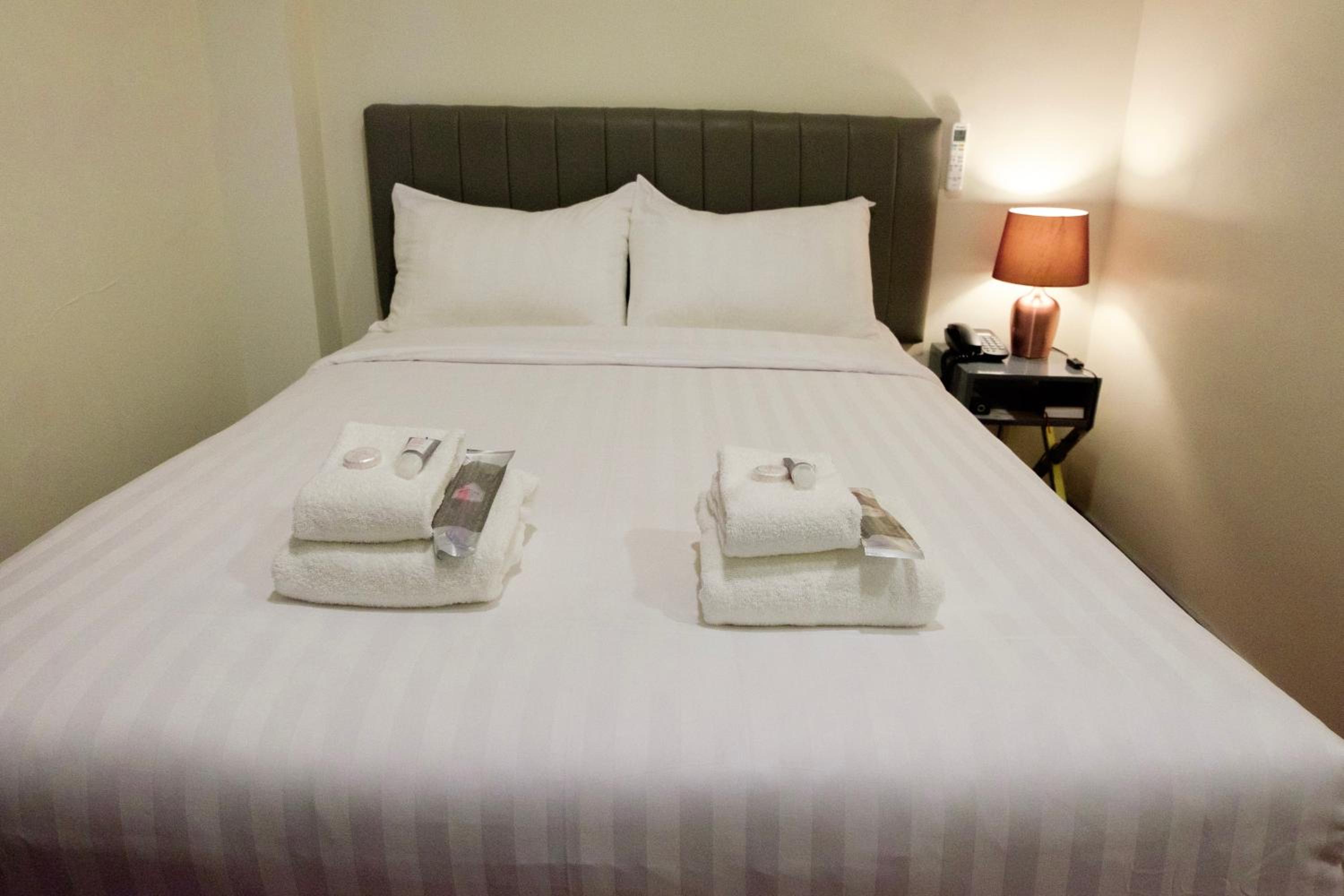 Deluxe Double Room - Photo 12