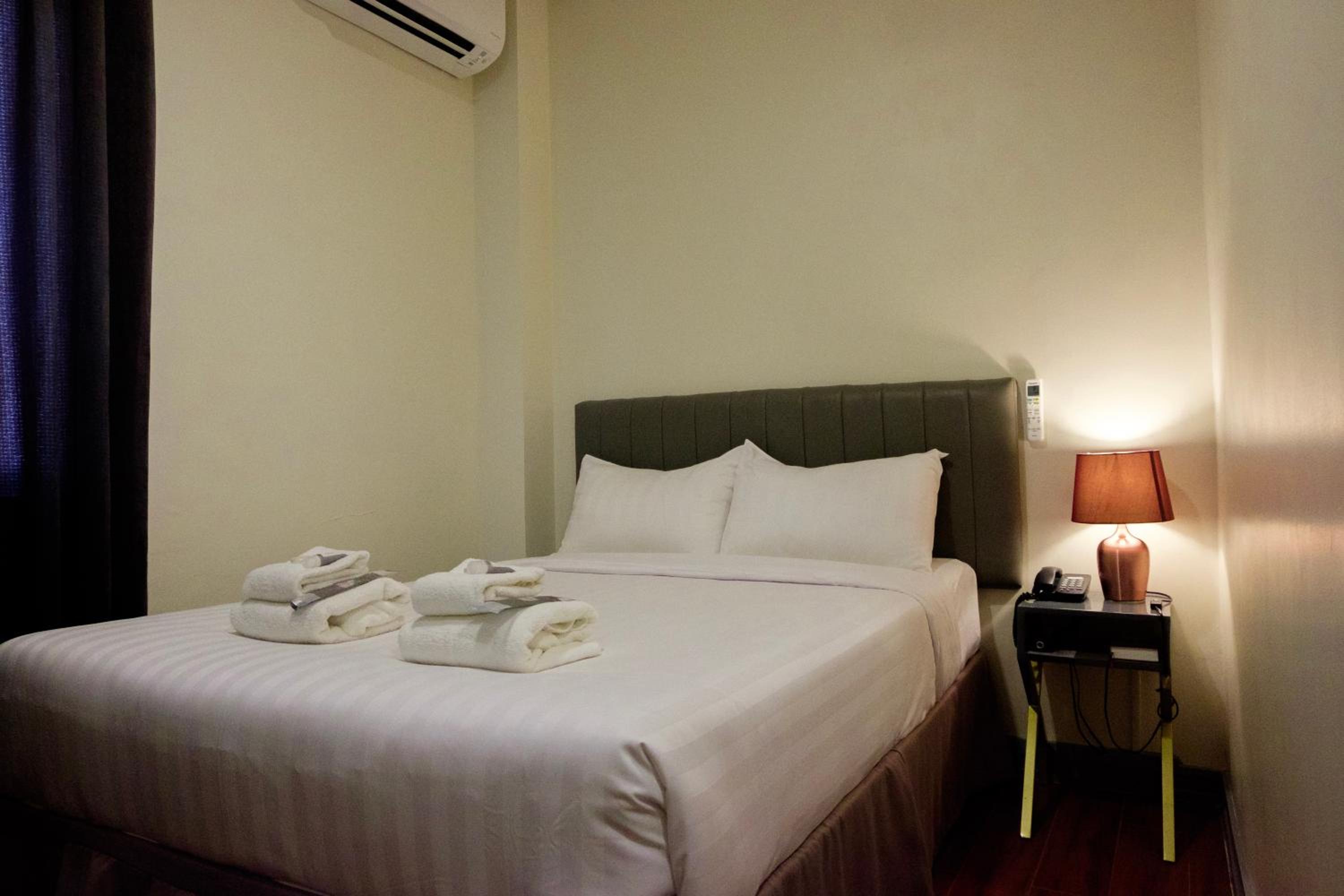 Deluxe Double Room - Photo 13