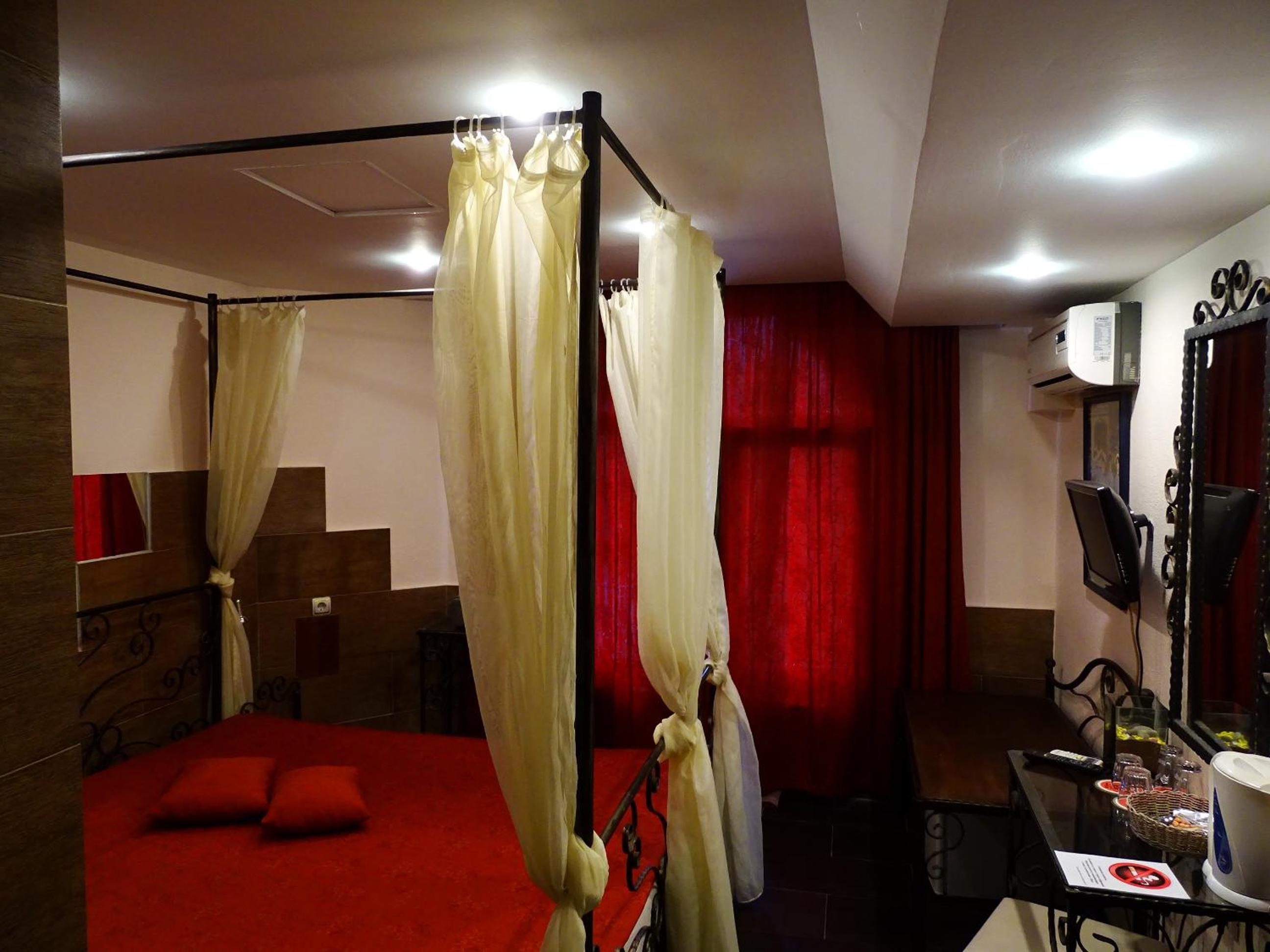 Double Room with Spa Bath - Photo 9