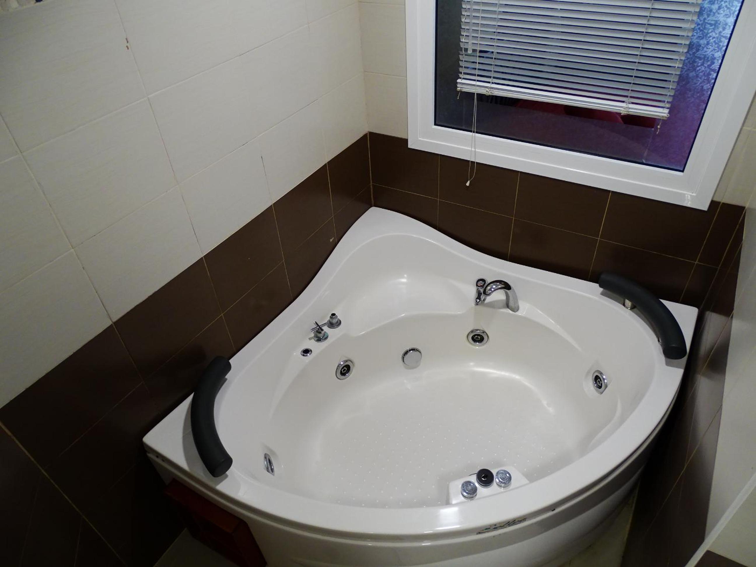Double Room with Spa Bath - Photo 10