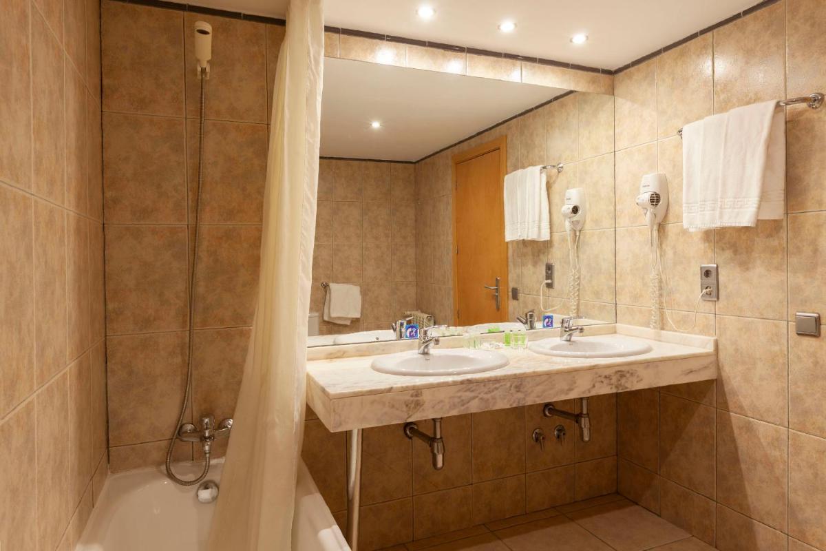 Triple Room (2 Adults + 1 Child) photo 3