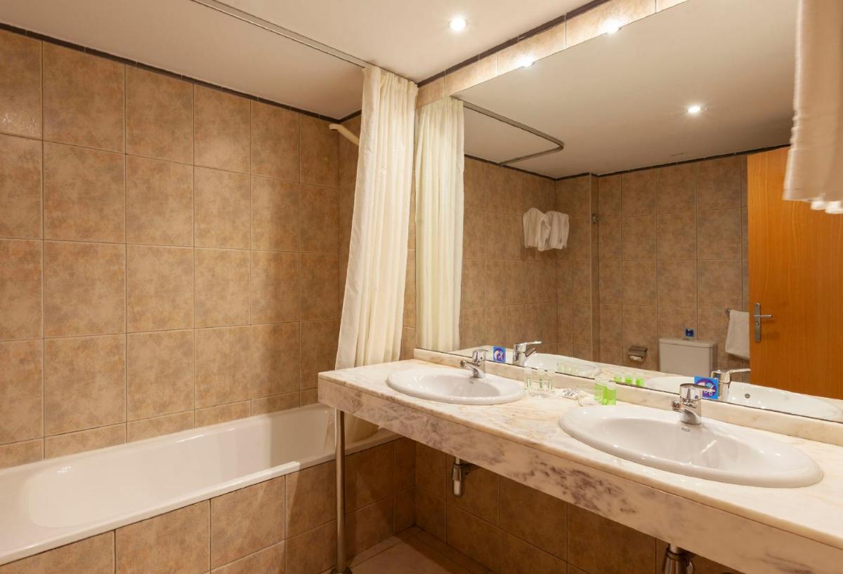 Triple Room (2 Adults + 1 Child) photo 2