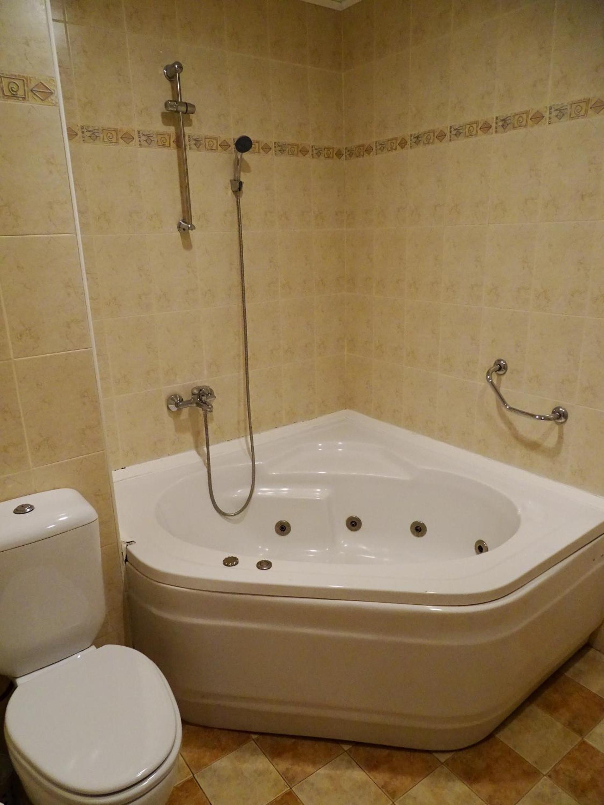 Double Room with Spa Bath - Photo 8