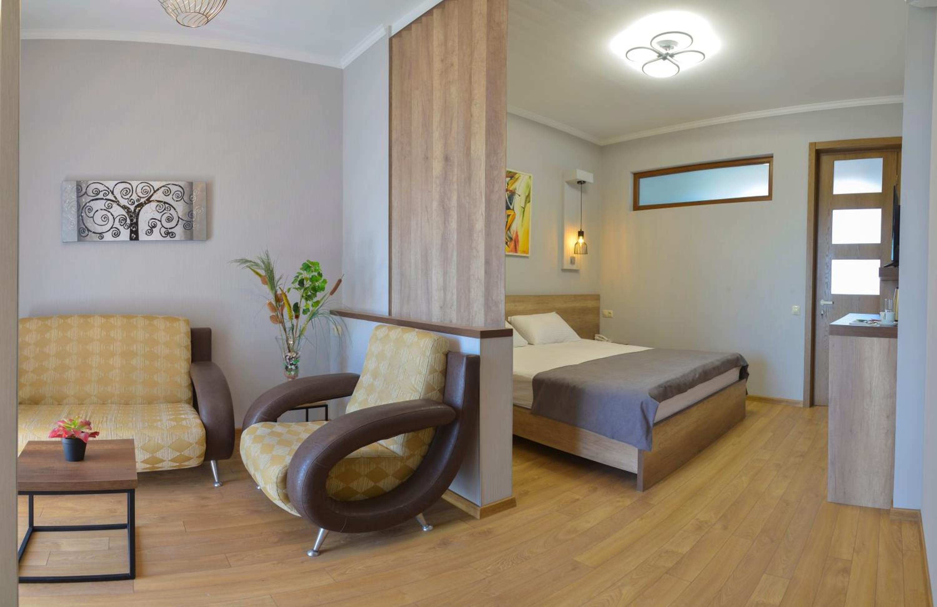 Family Suite with Balcony - Photo 2