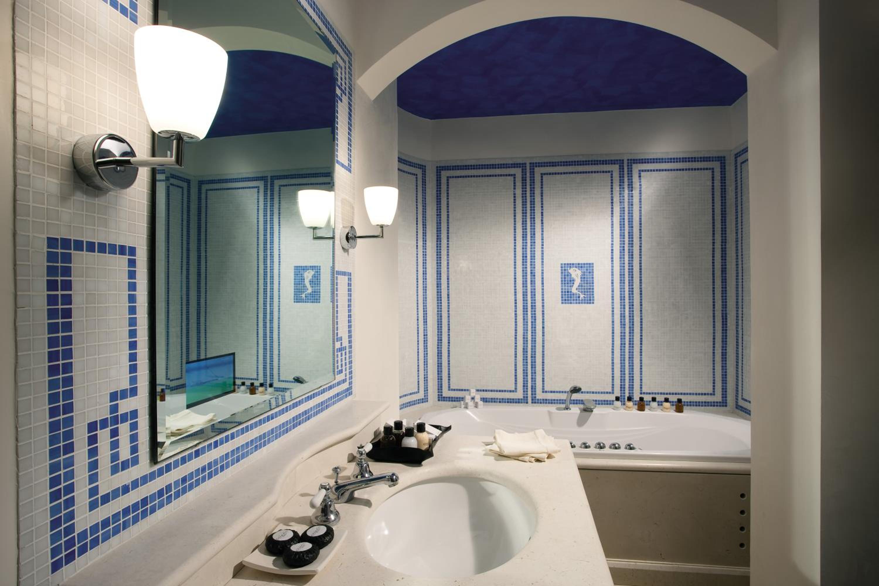Deluxe Double Room with Sea View - Photo 3