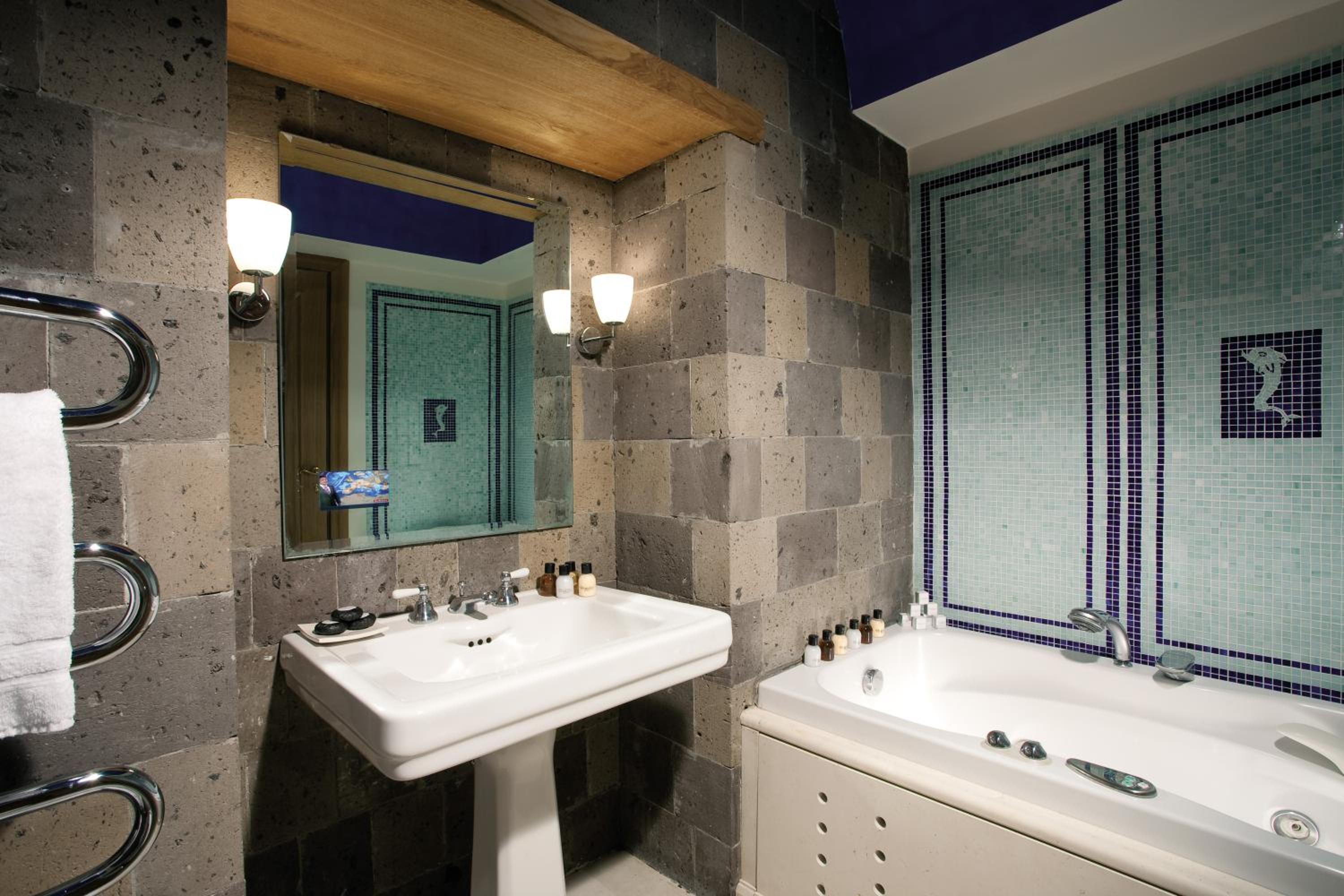 Deluxe Double Room with Sea View - Photo 4