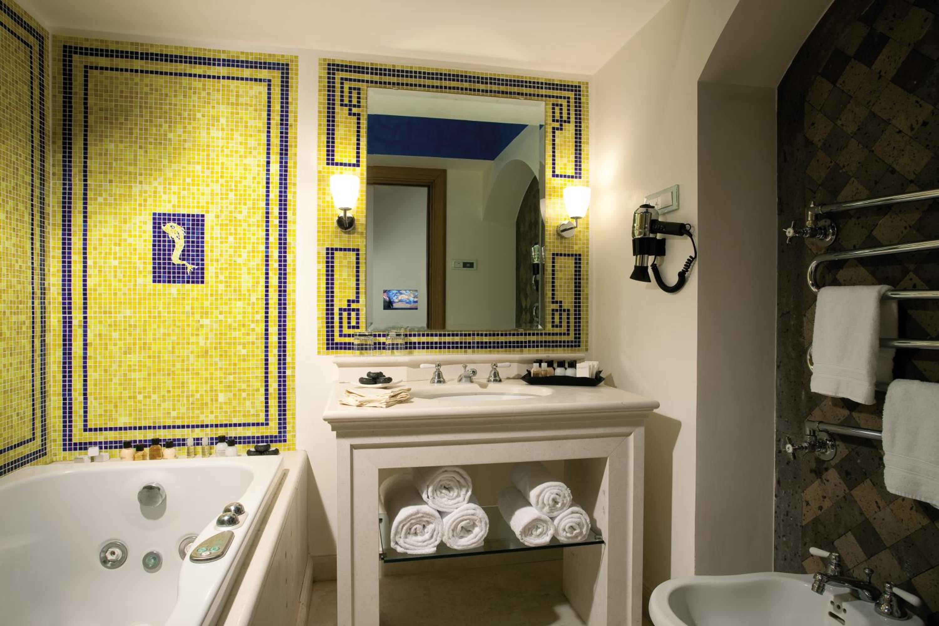 Deluxe Double Room with Sea View - Photo 5