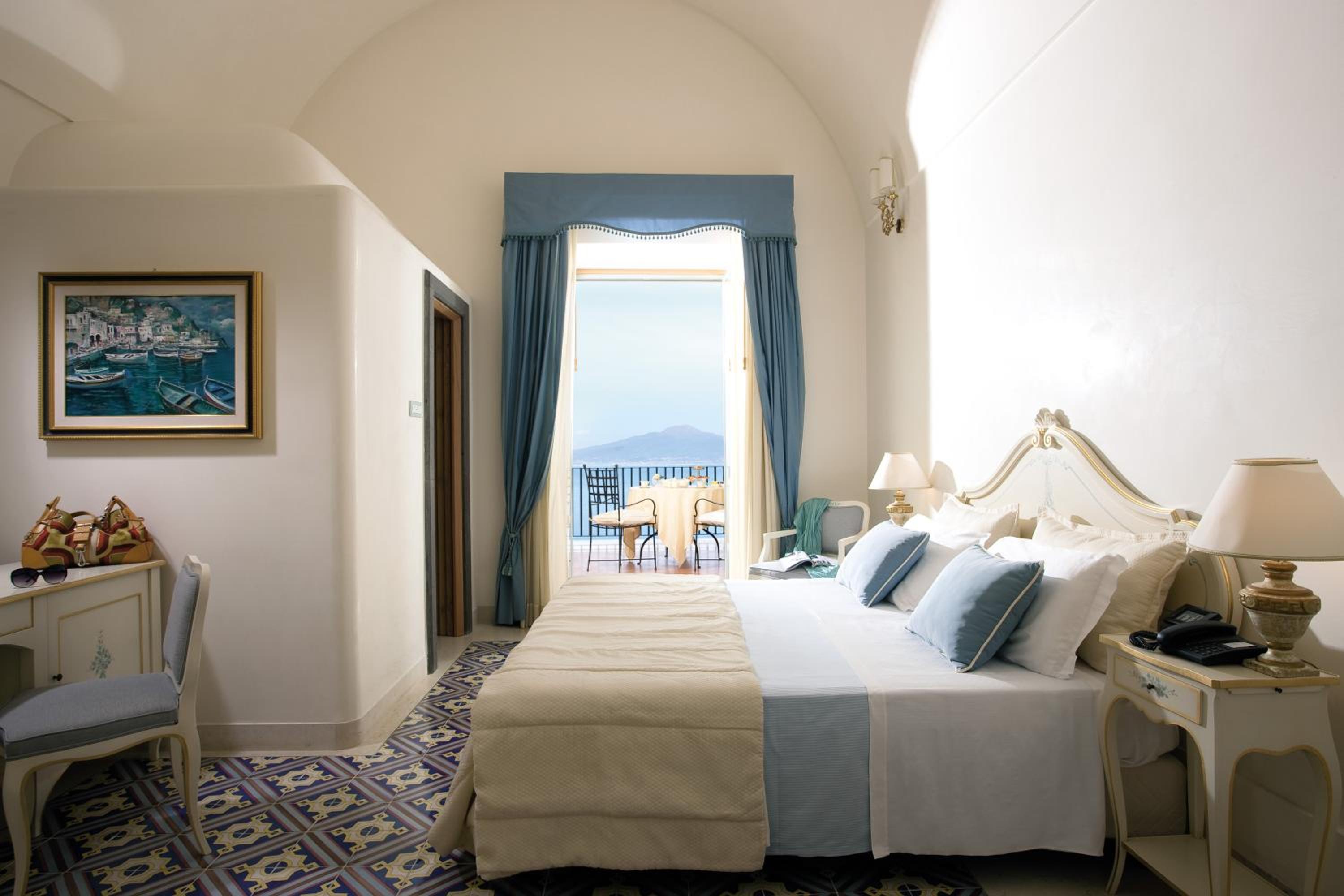 Deluxe Double Room with Sea View - Photo 10