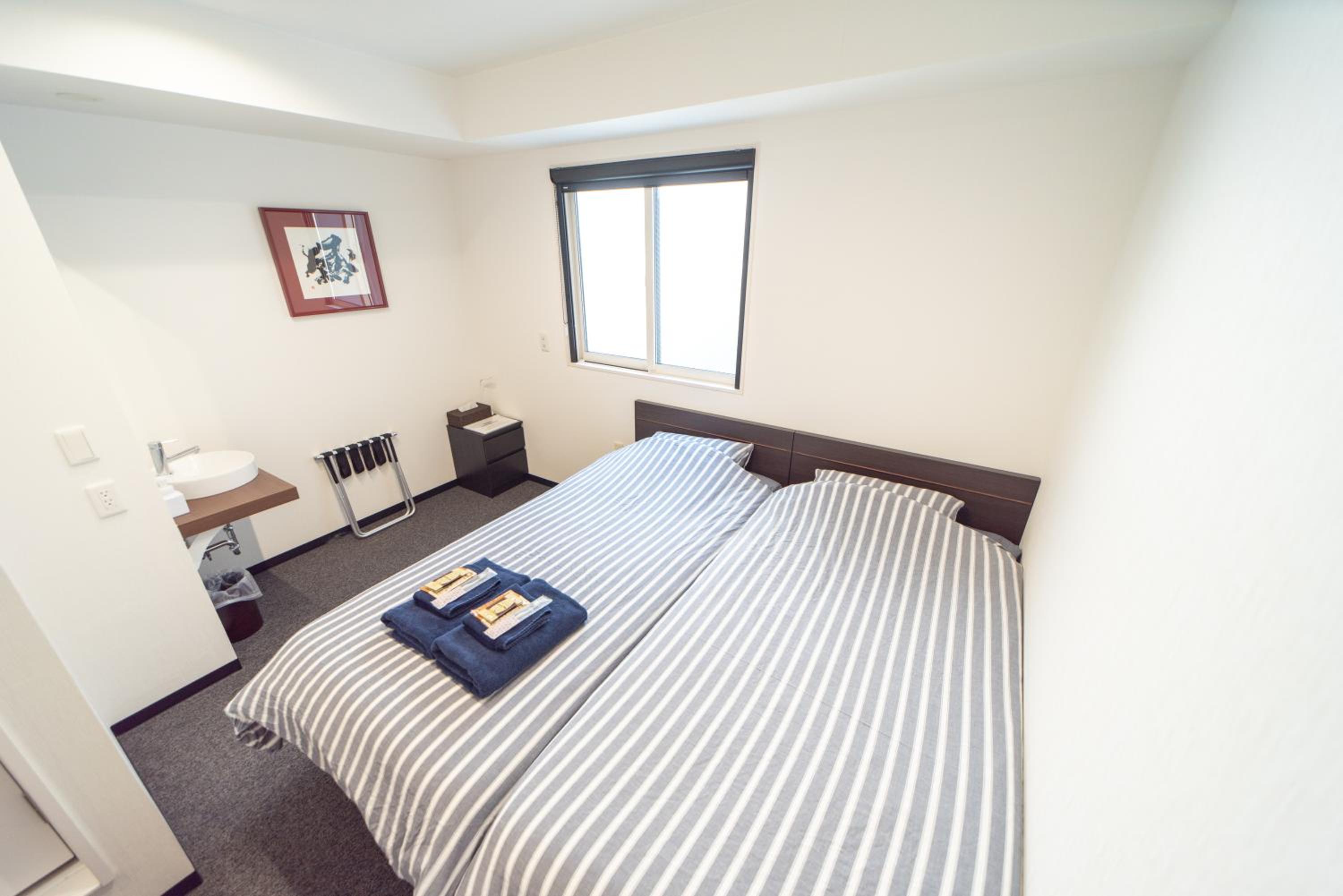 Twin Room with Private Bathroom photo 3
