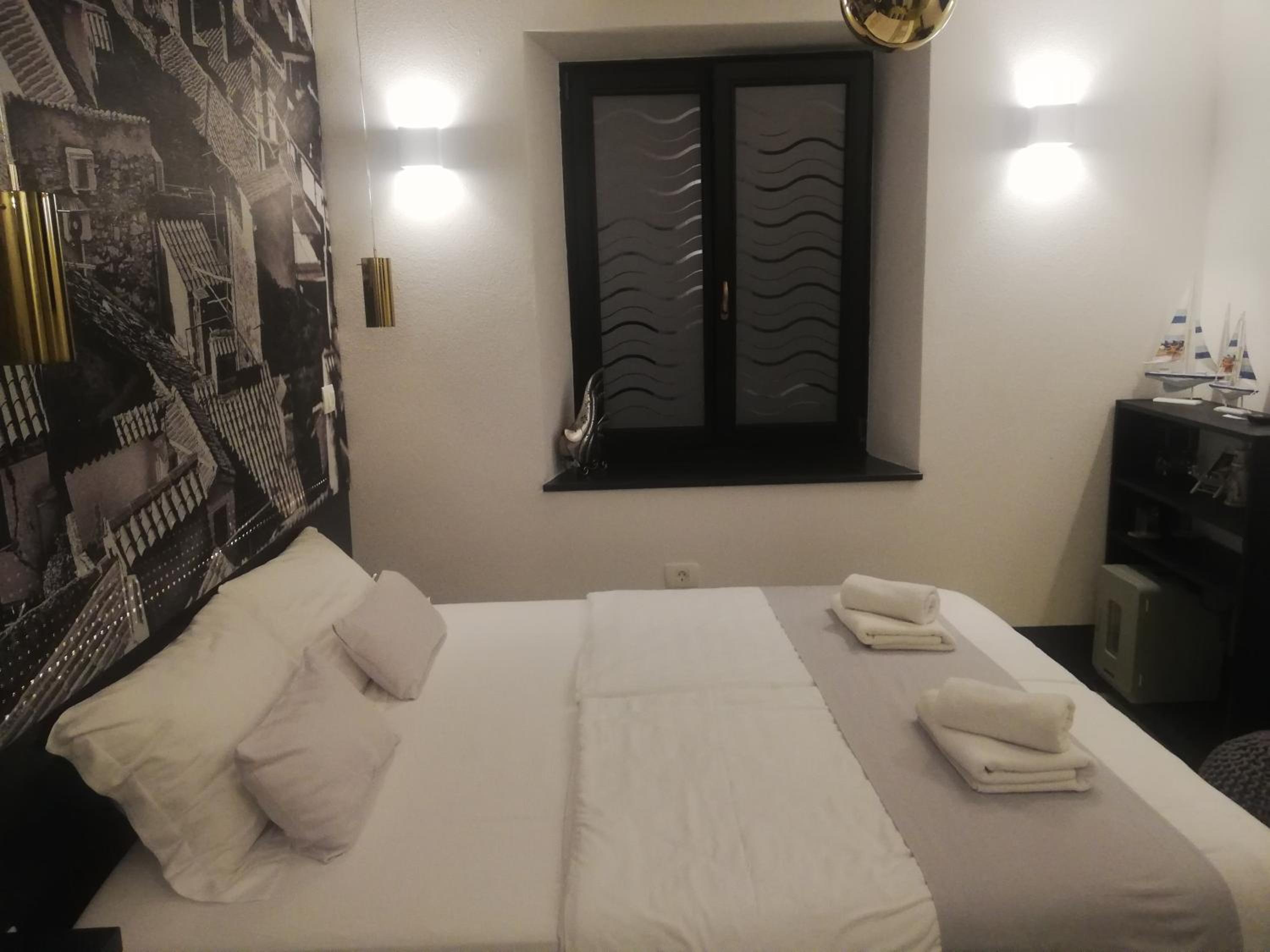 Small Double Room - Photo 1