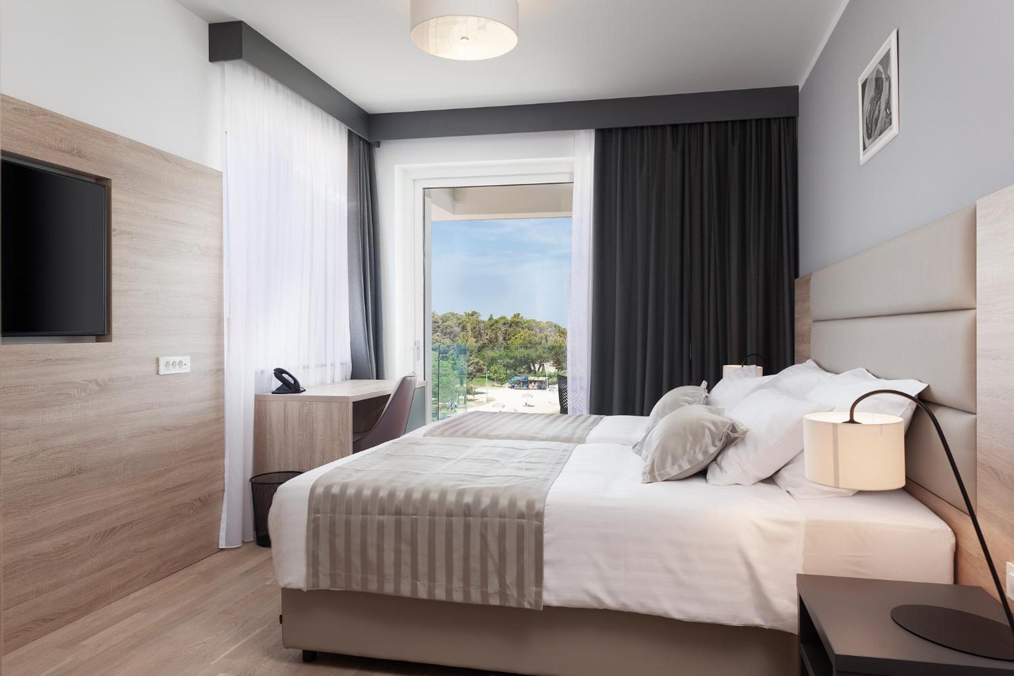 Deluxe Double Room with Balcony and Sea View