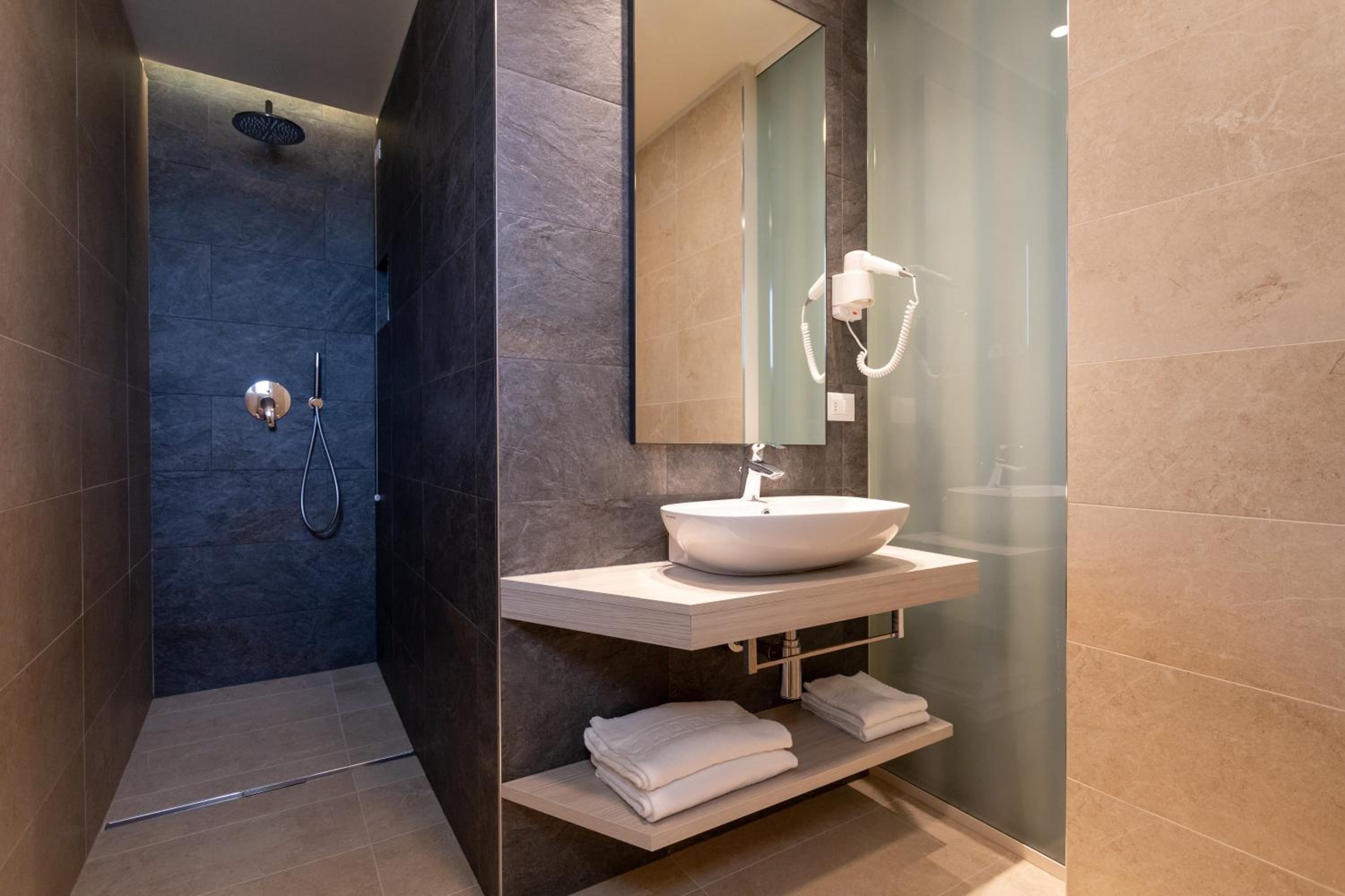 Deluxe Double or Twin Room with Balcony - Photo 6