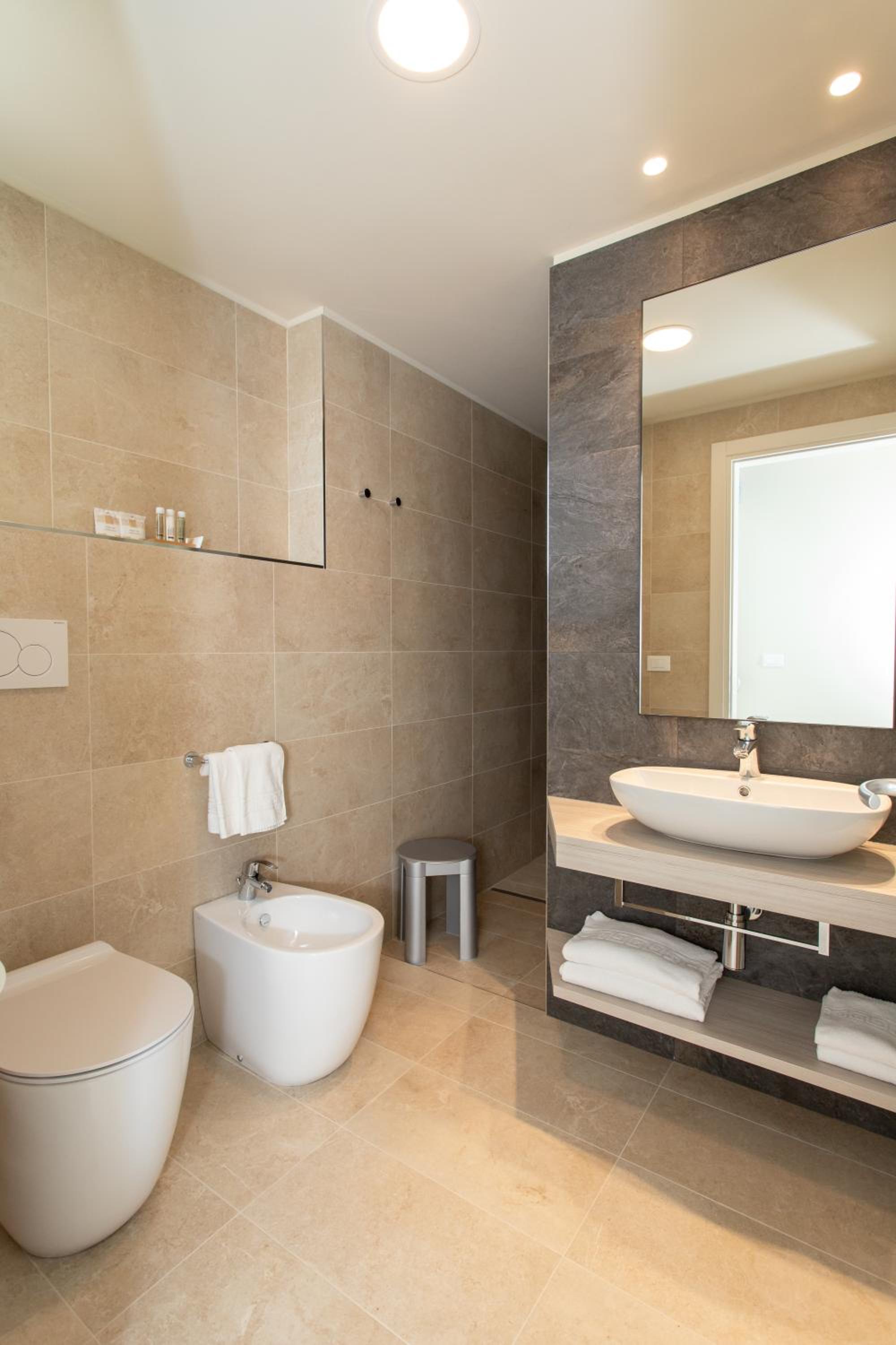 Deluxe Double or Twin Room with Balcony - Photo 5