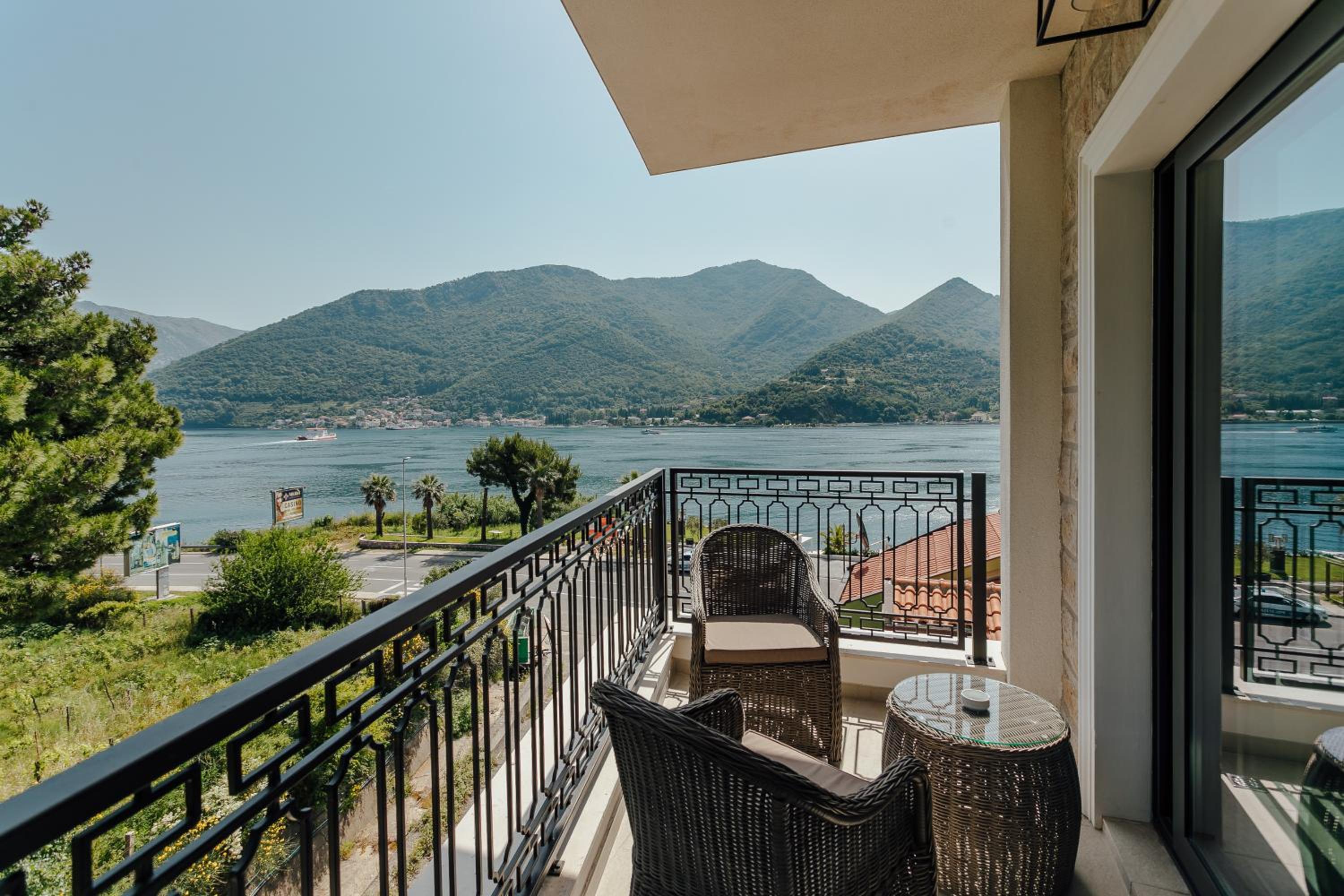 Junior Suite with Side Sea View - Photo 22