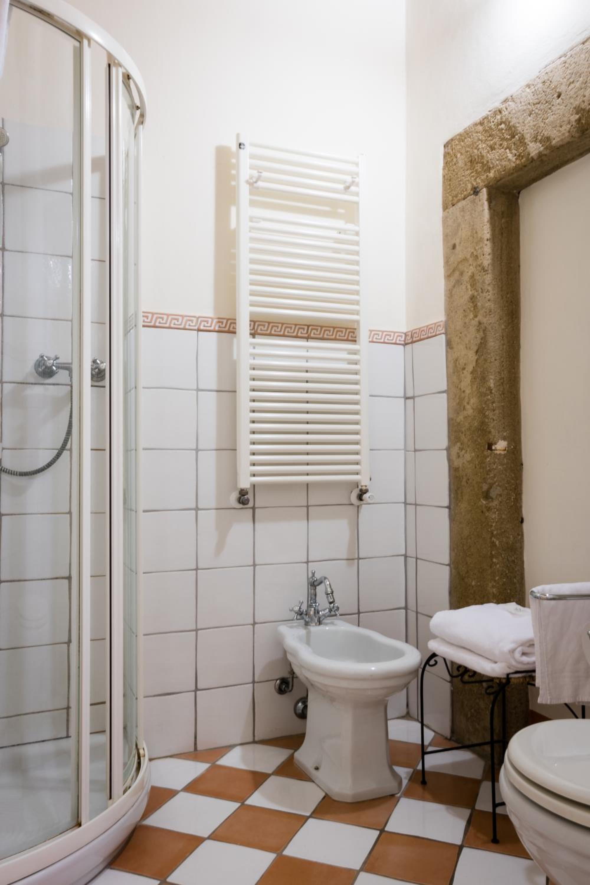 Large Two-Bedroom Apartment - Split Level photo 3