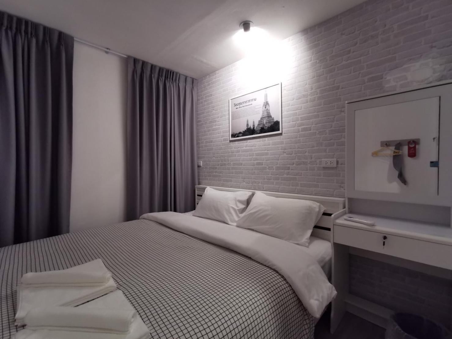 Double Room with Shared Bathroom photo 2
