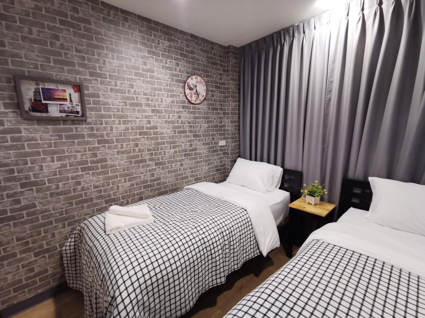 Twin Room with Shared Bathroom photo 2
