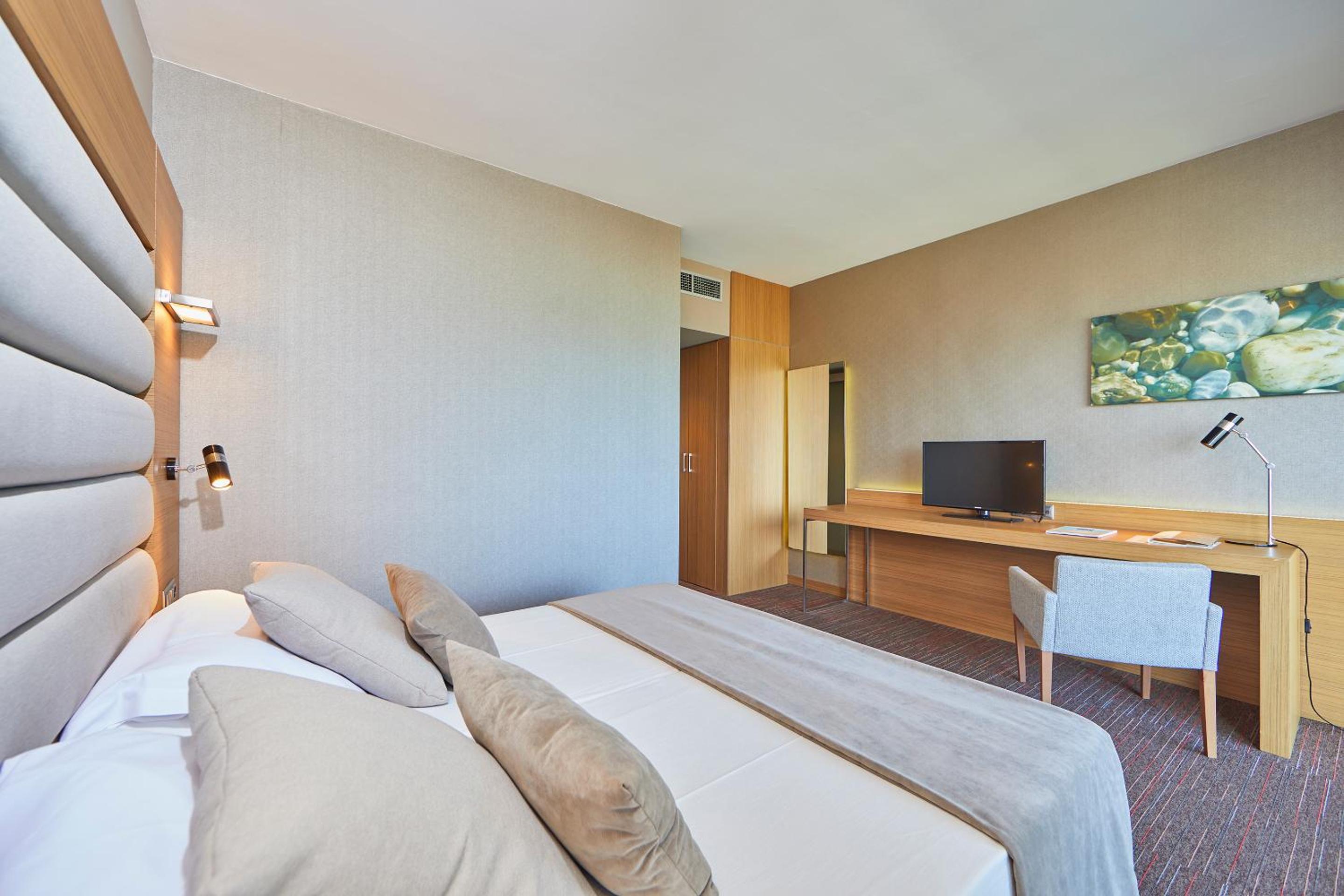 Habitación Doble con Balcón y Vista lateral al Mar