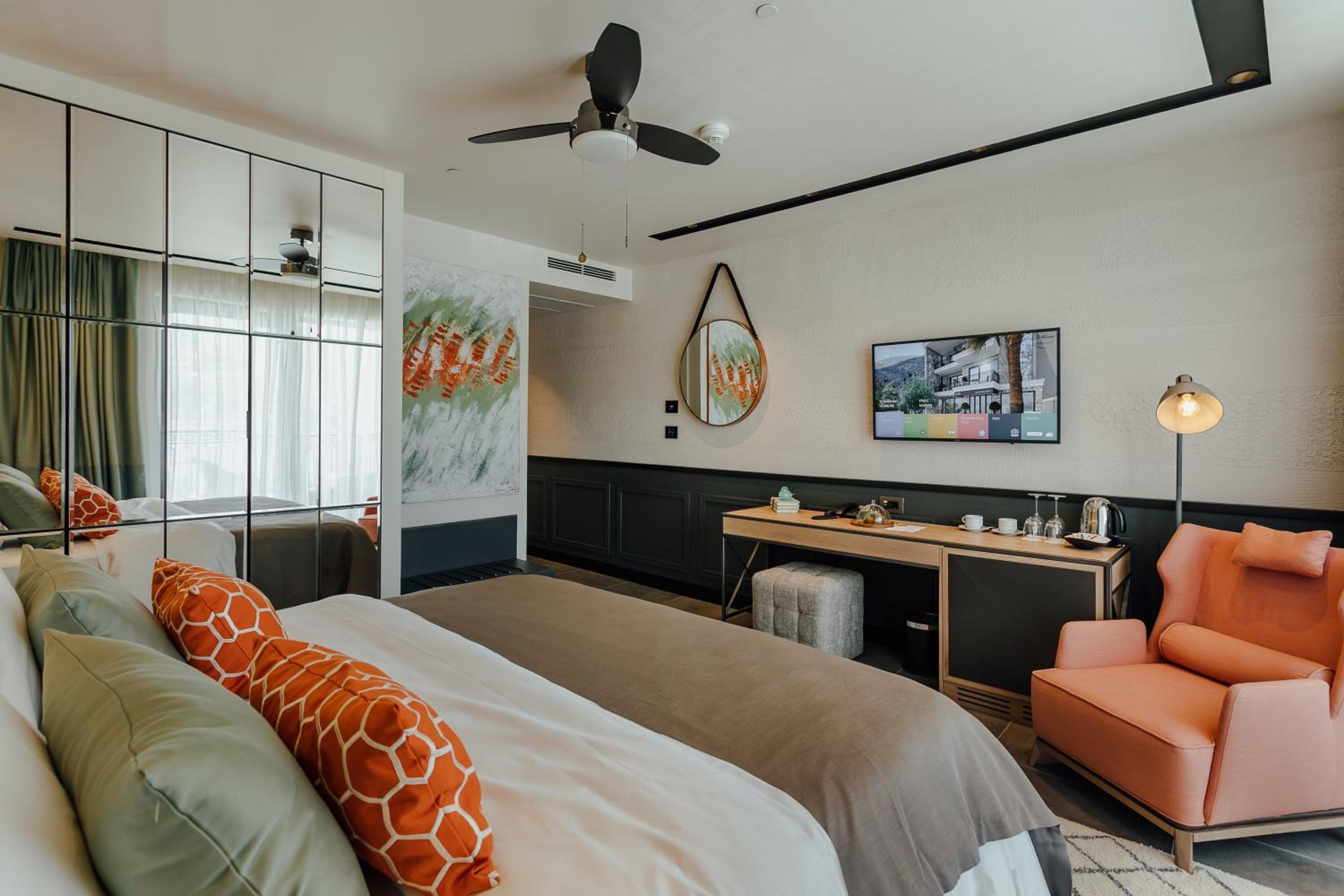 Deluxe Double Room with Sea View - Photo 11