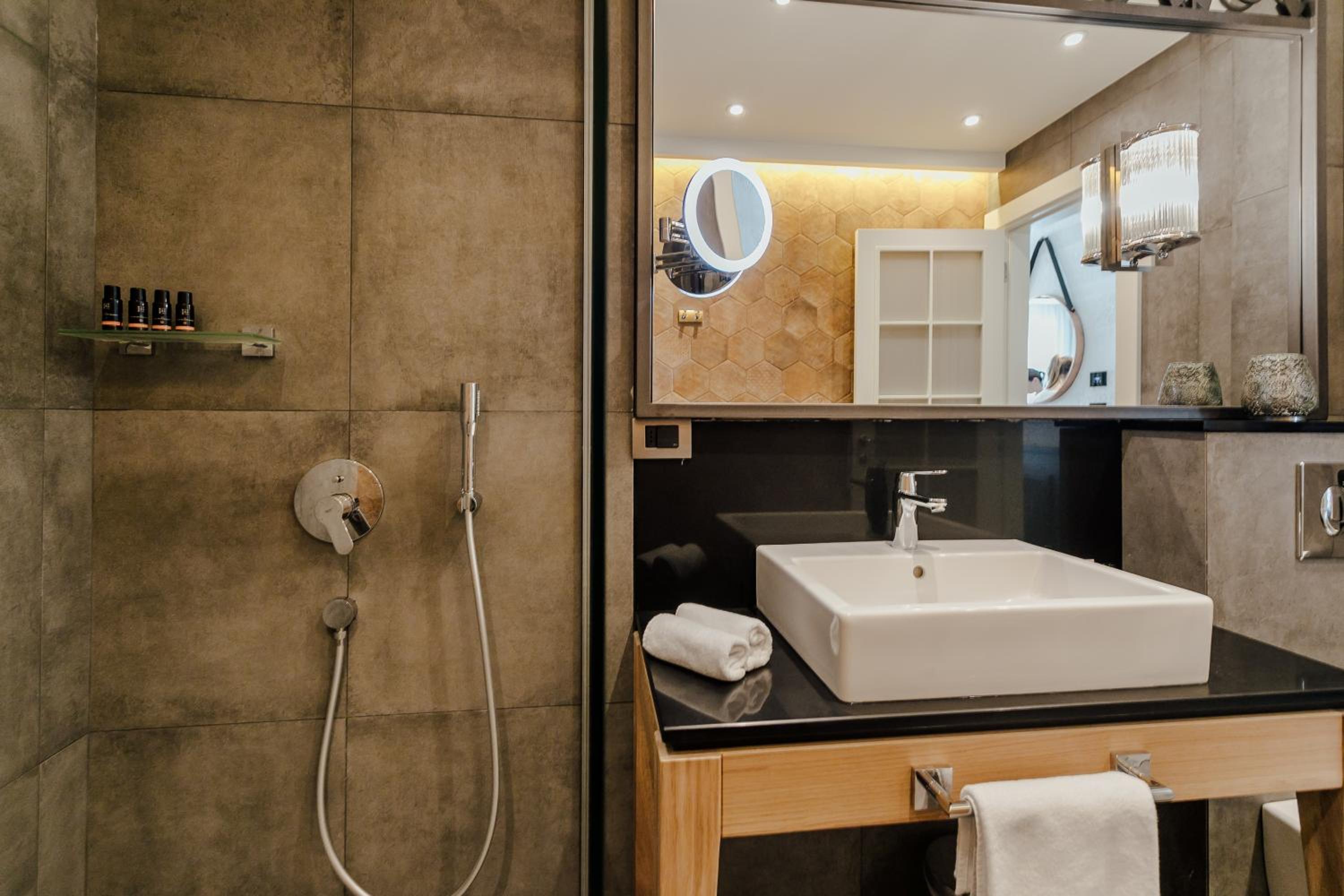 Deluxe Double Room with Sea View - Photo 5