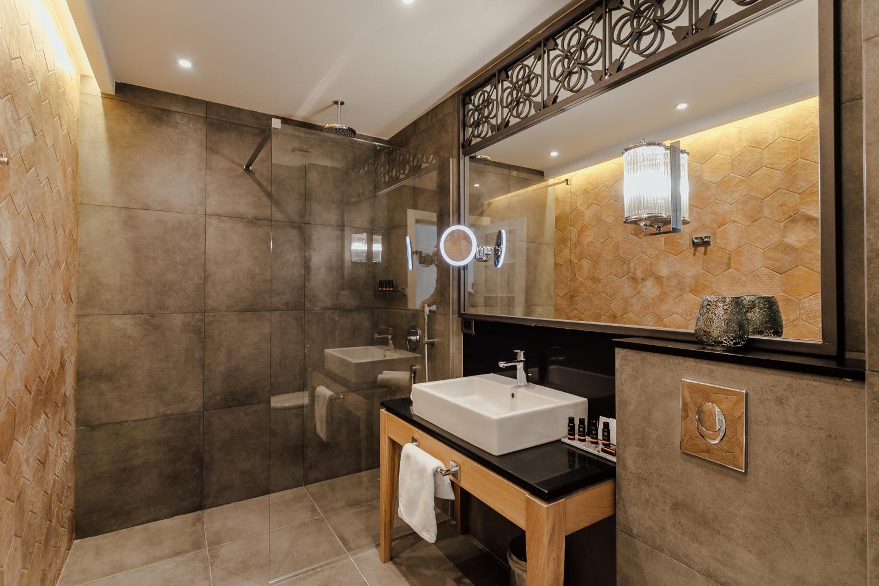 Deluxe Double Room with Sea View - Photo 18