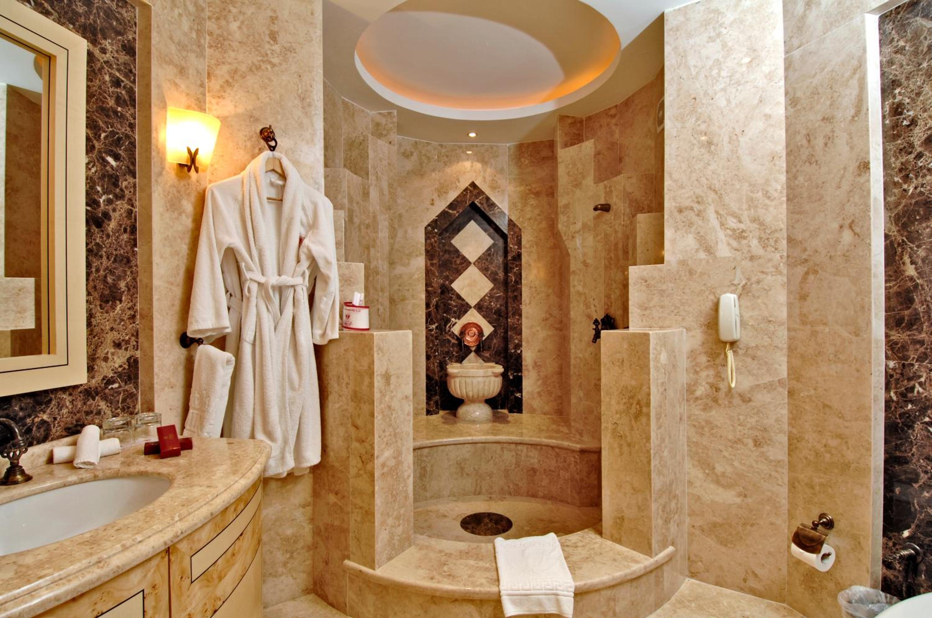 Corner Room with Spa Bath - Photo 4