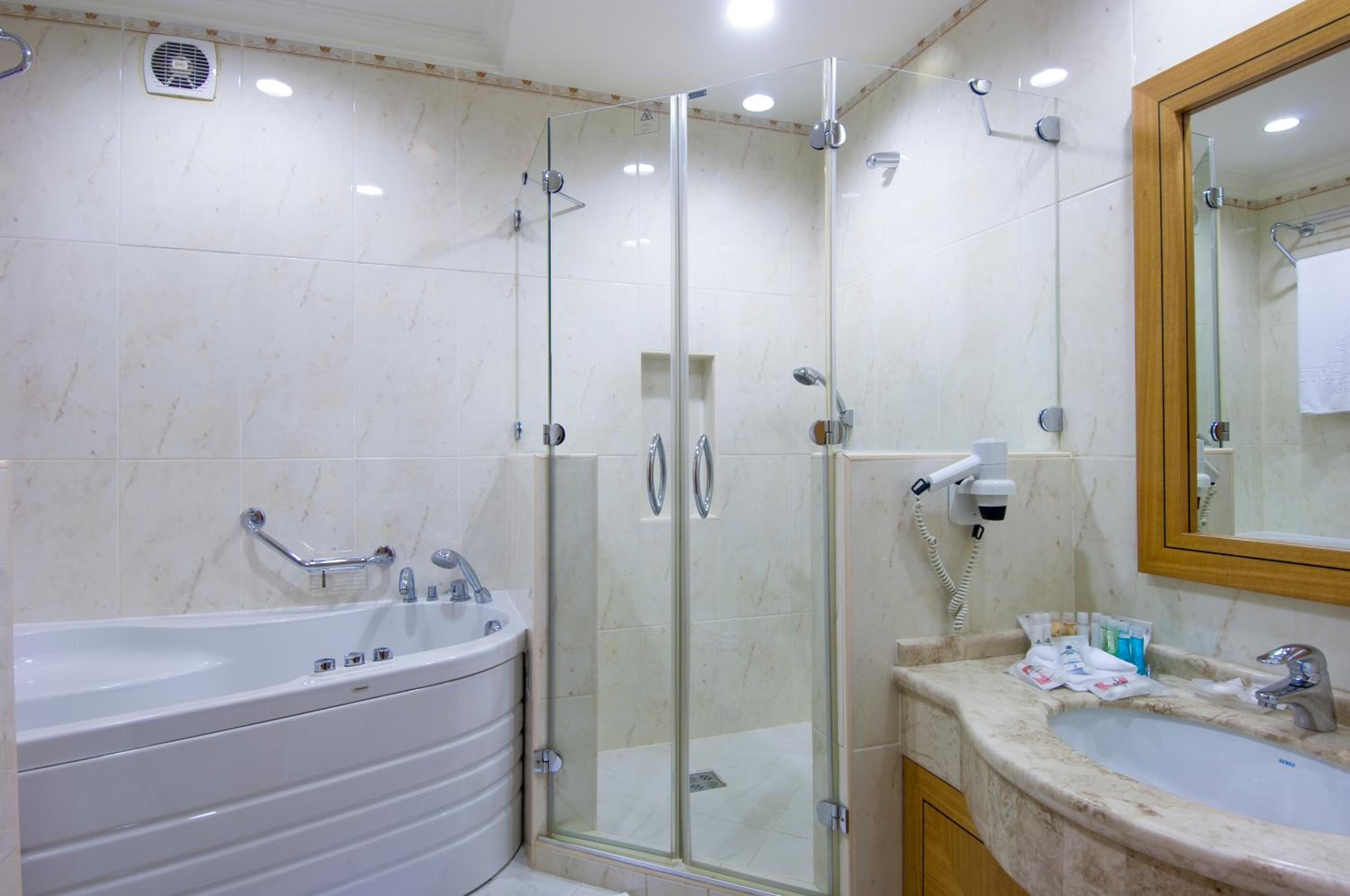 Queen Room with Spa Bath - Photo 2