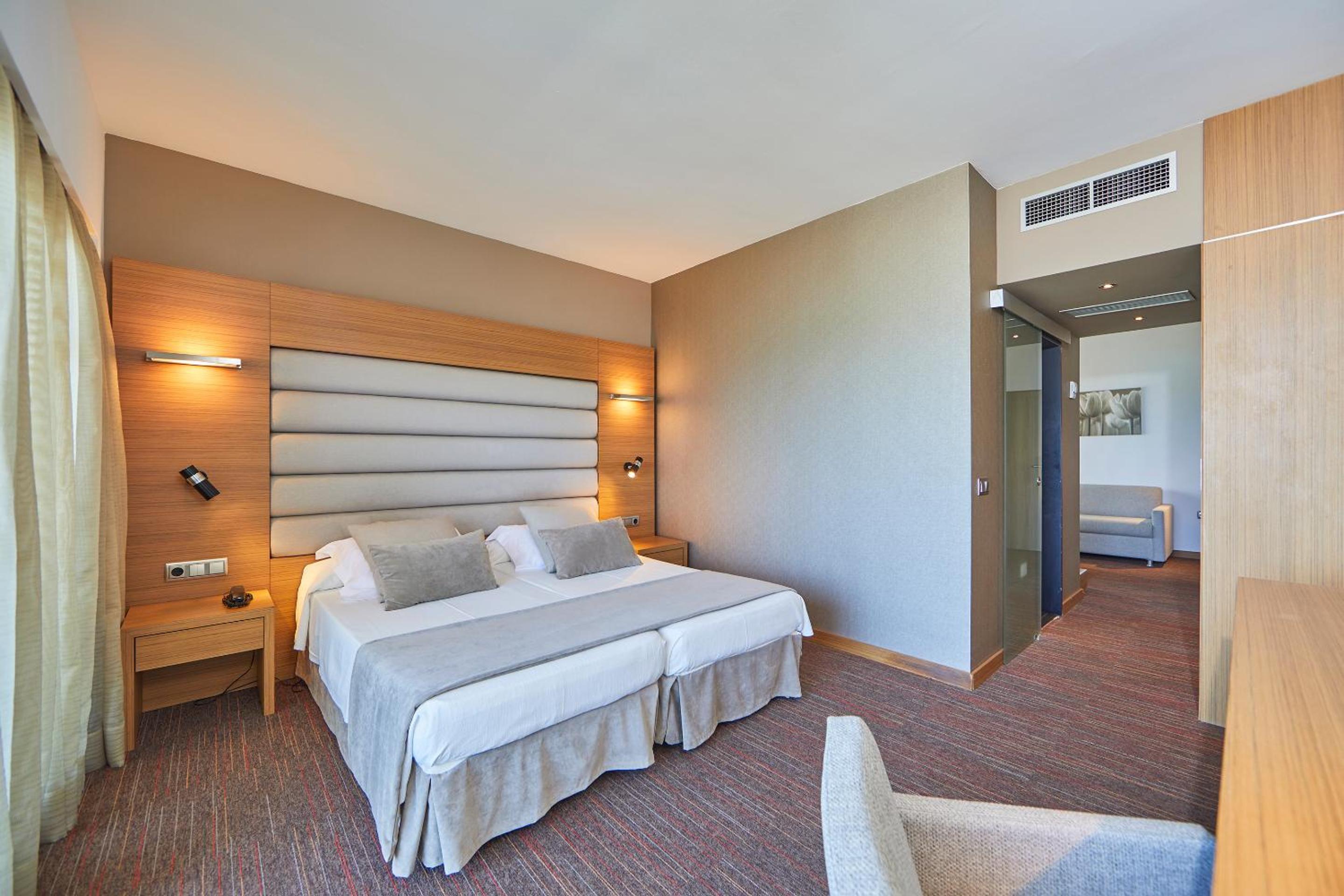 Junior Suite with Balcony and Sea View photo 2