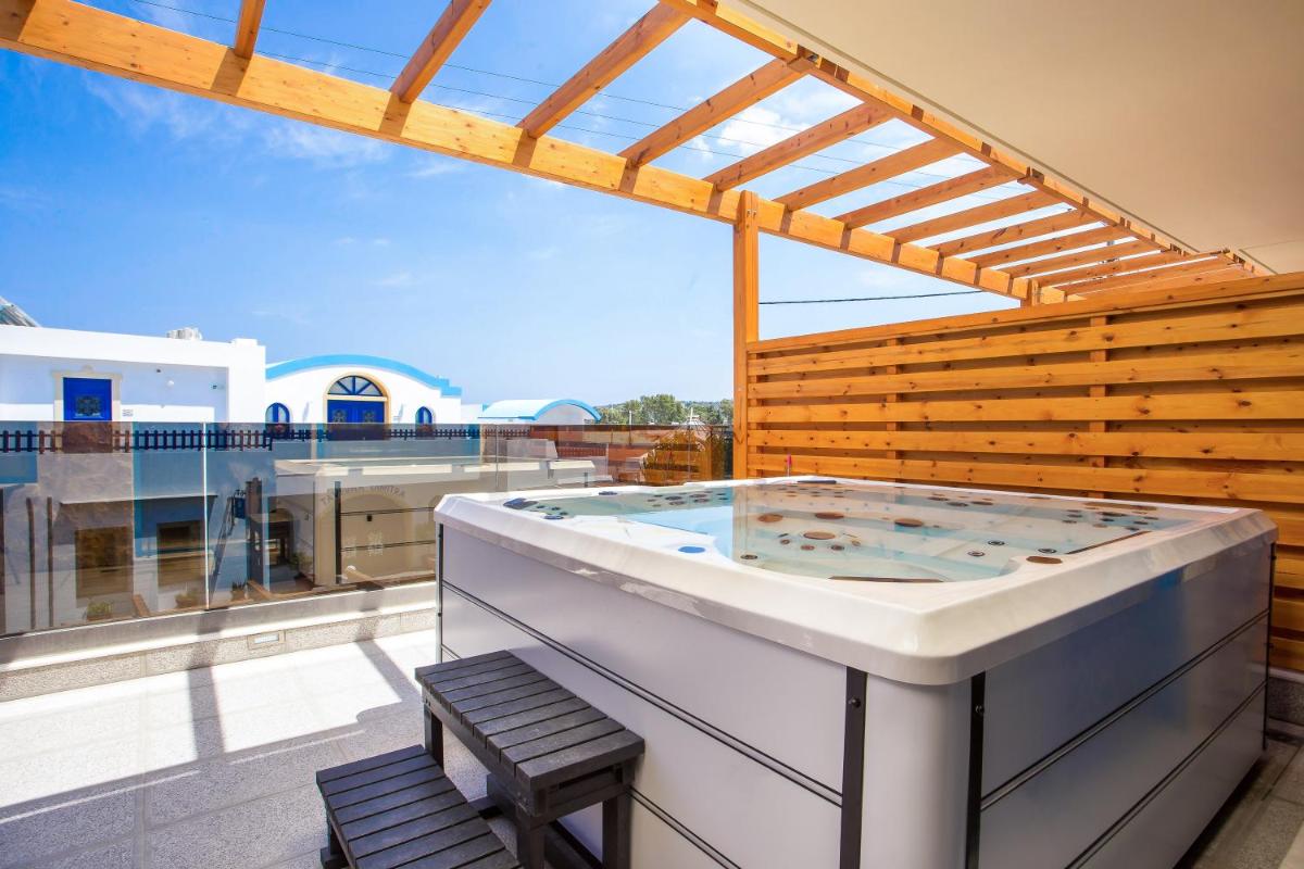 Suite with Private Jacuzzi® photo 3