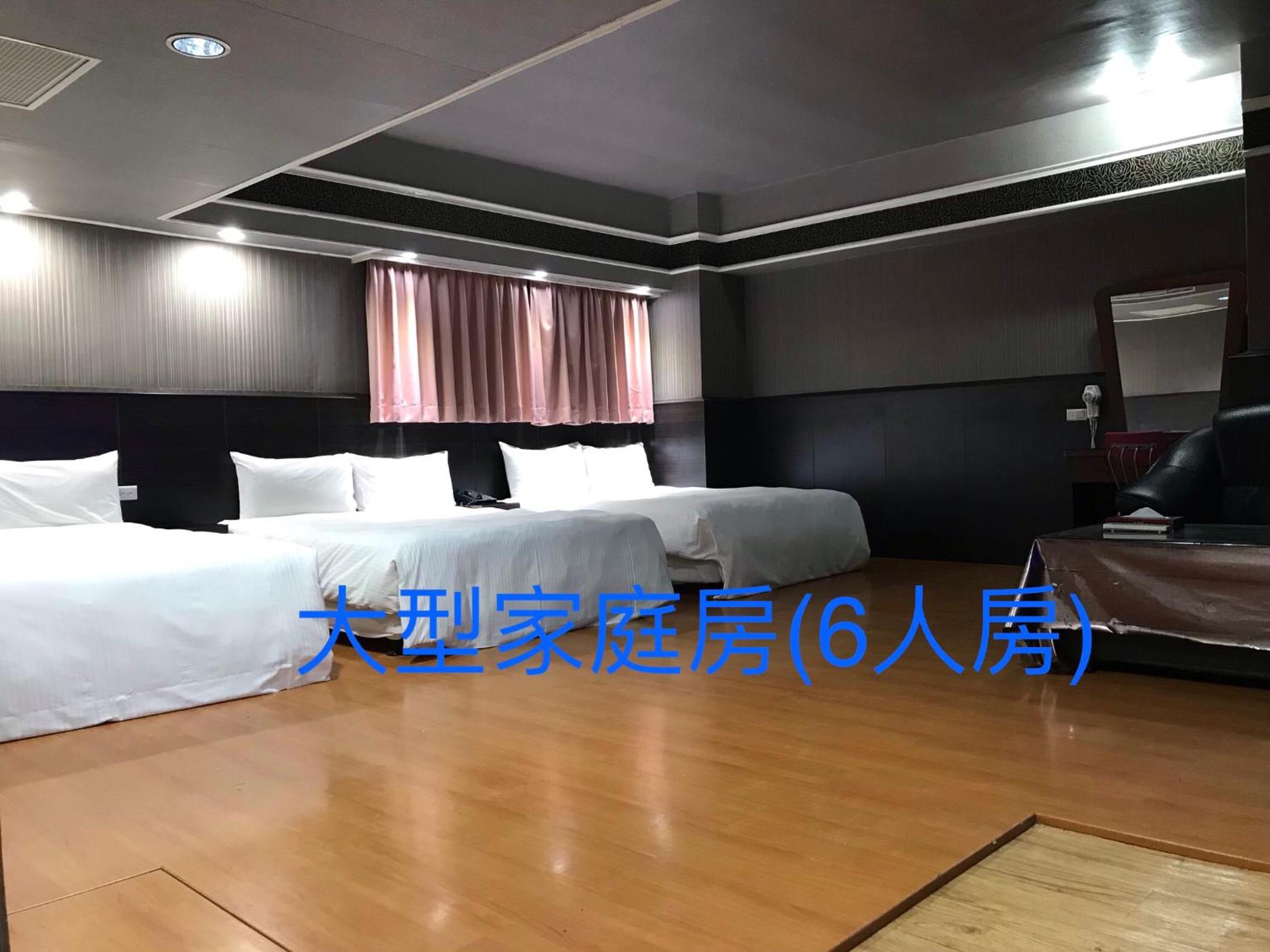 Large Family Room photo 3