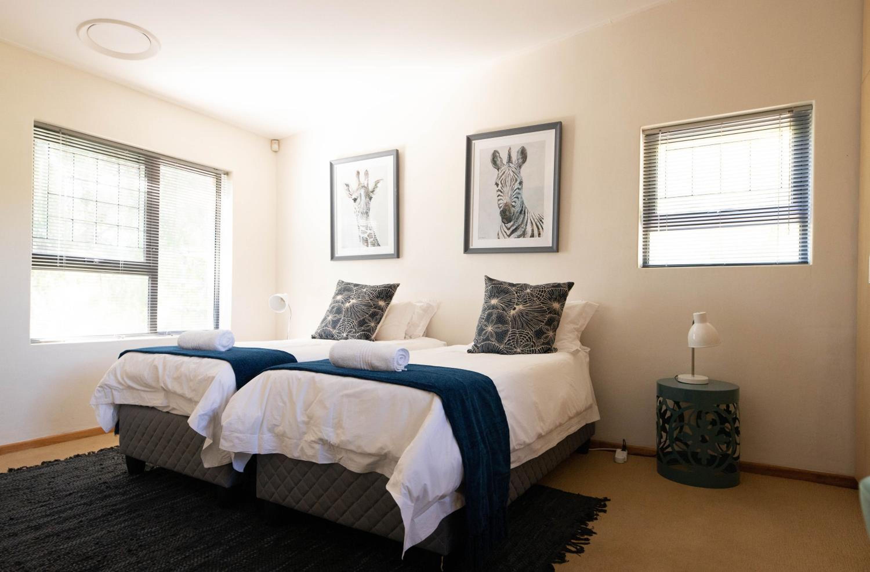 Standard Twin Room - Photo 4