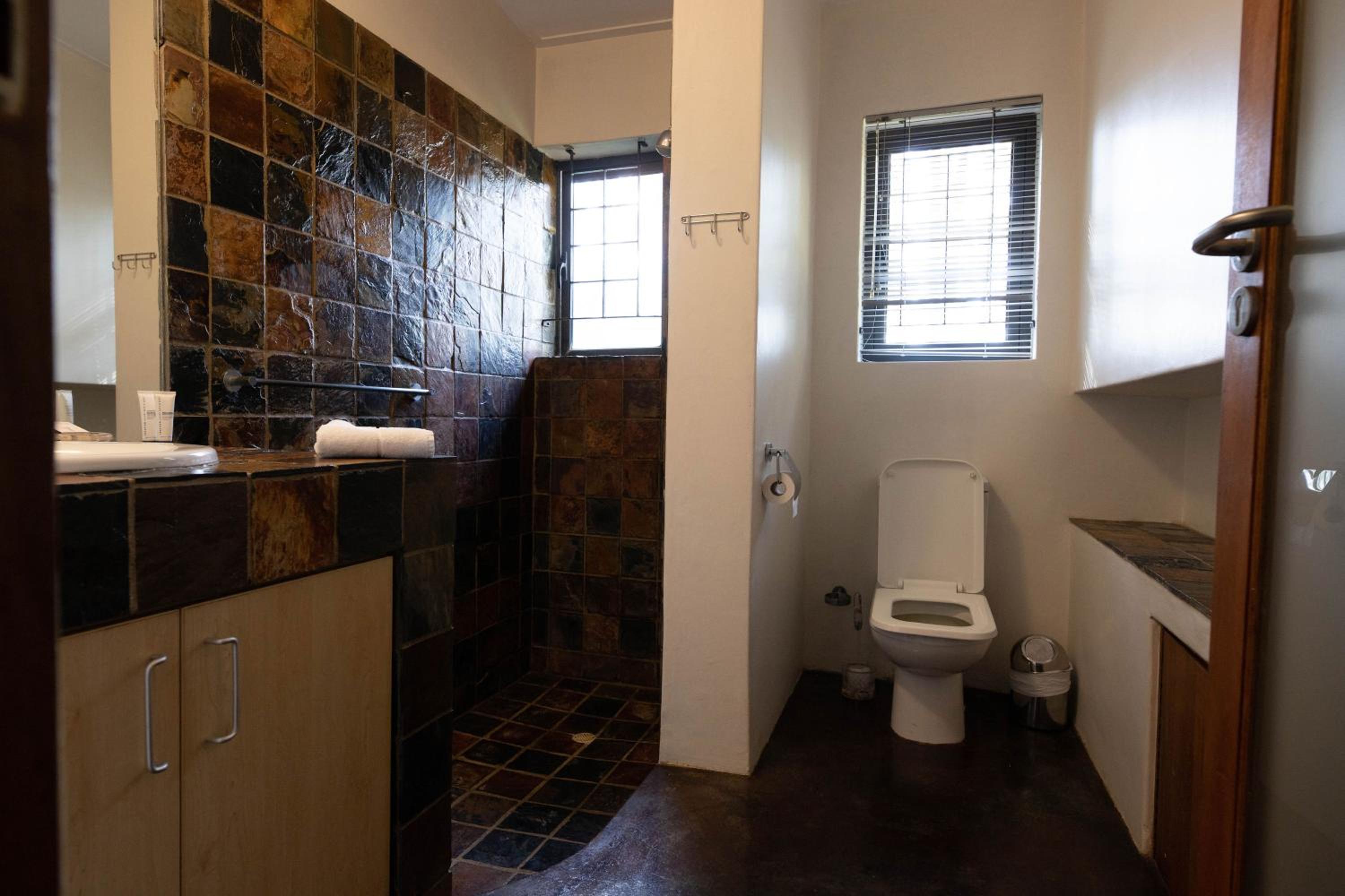 Standard Twin Room - Photo 5