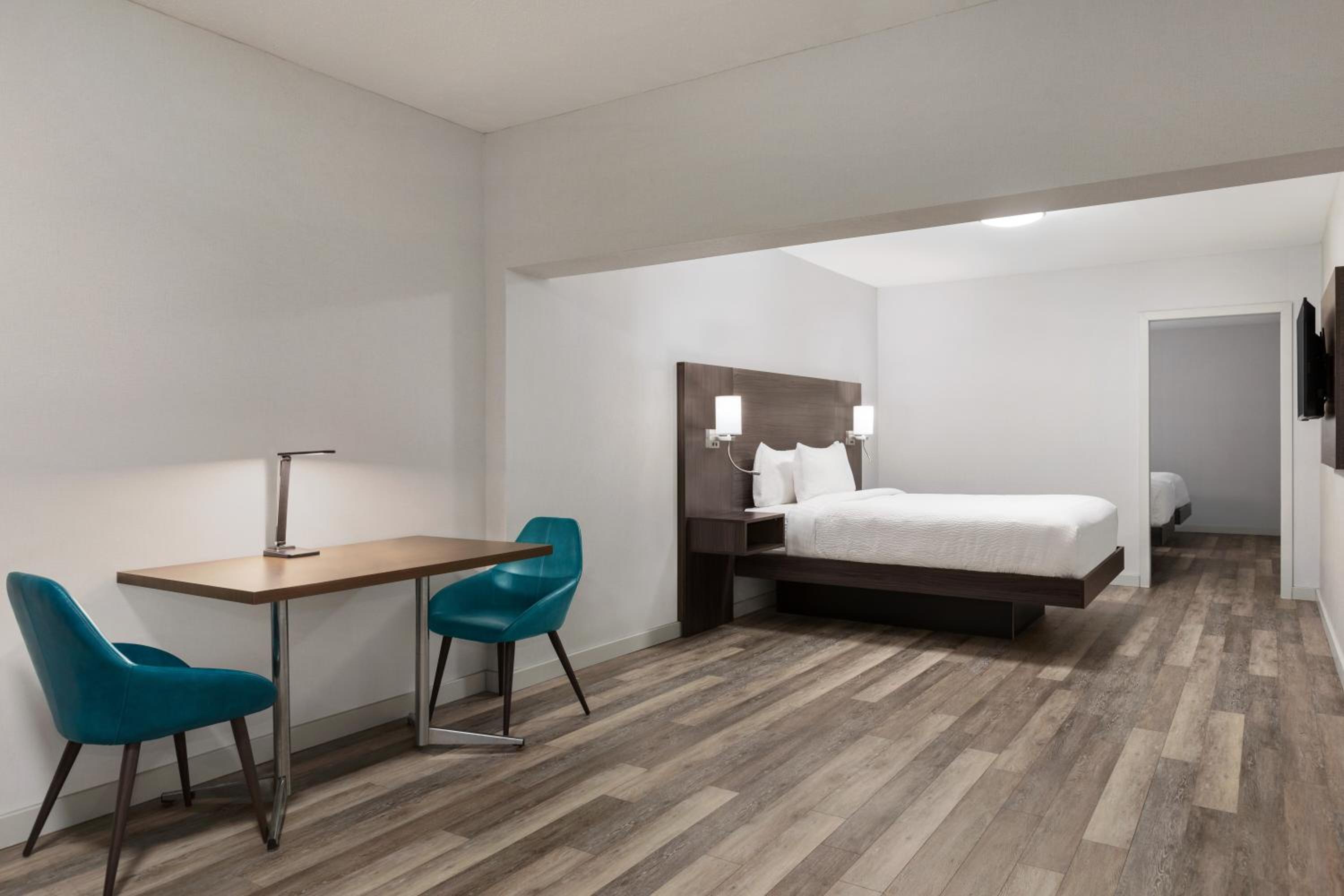Family Suite with Three Queen Beds - Non-Smoking