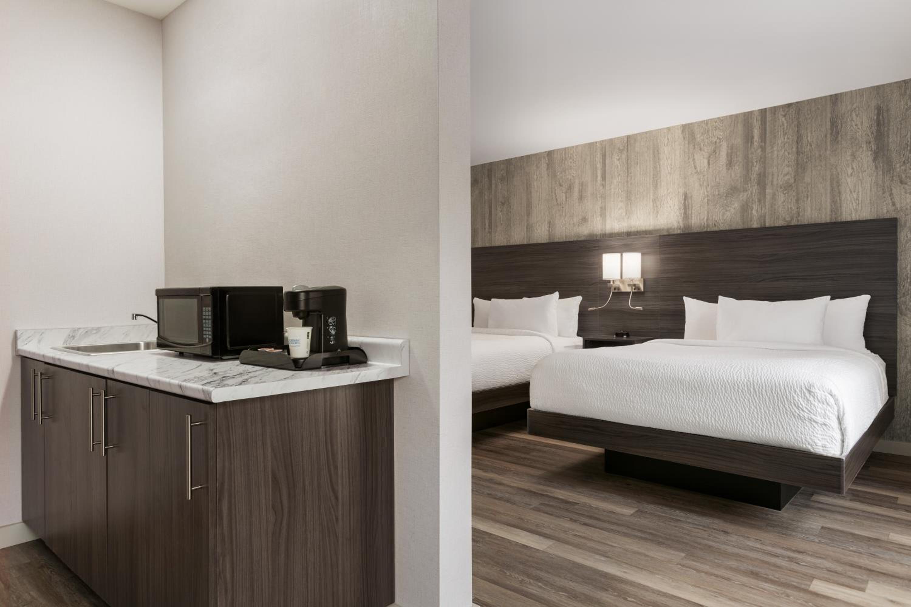 Queen Room with Two Queen Beds - First Floor/Non-Smoking - Photo 3