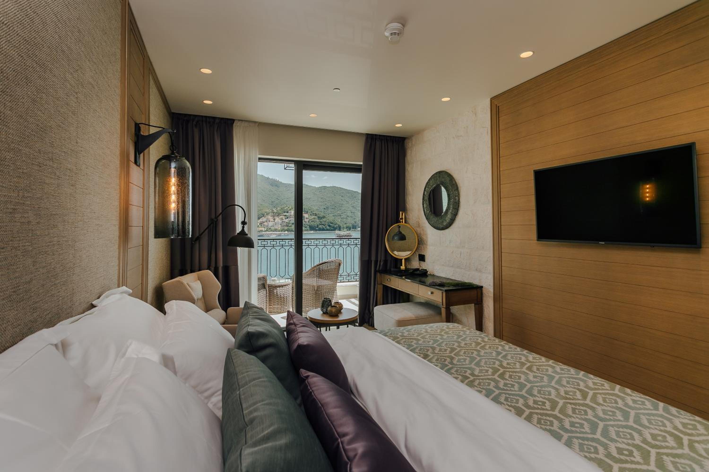 Deluxe Double Room with Sea View - Photo 4