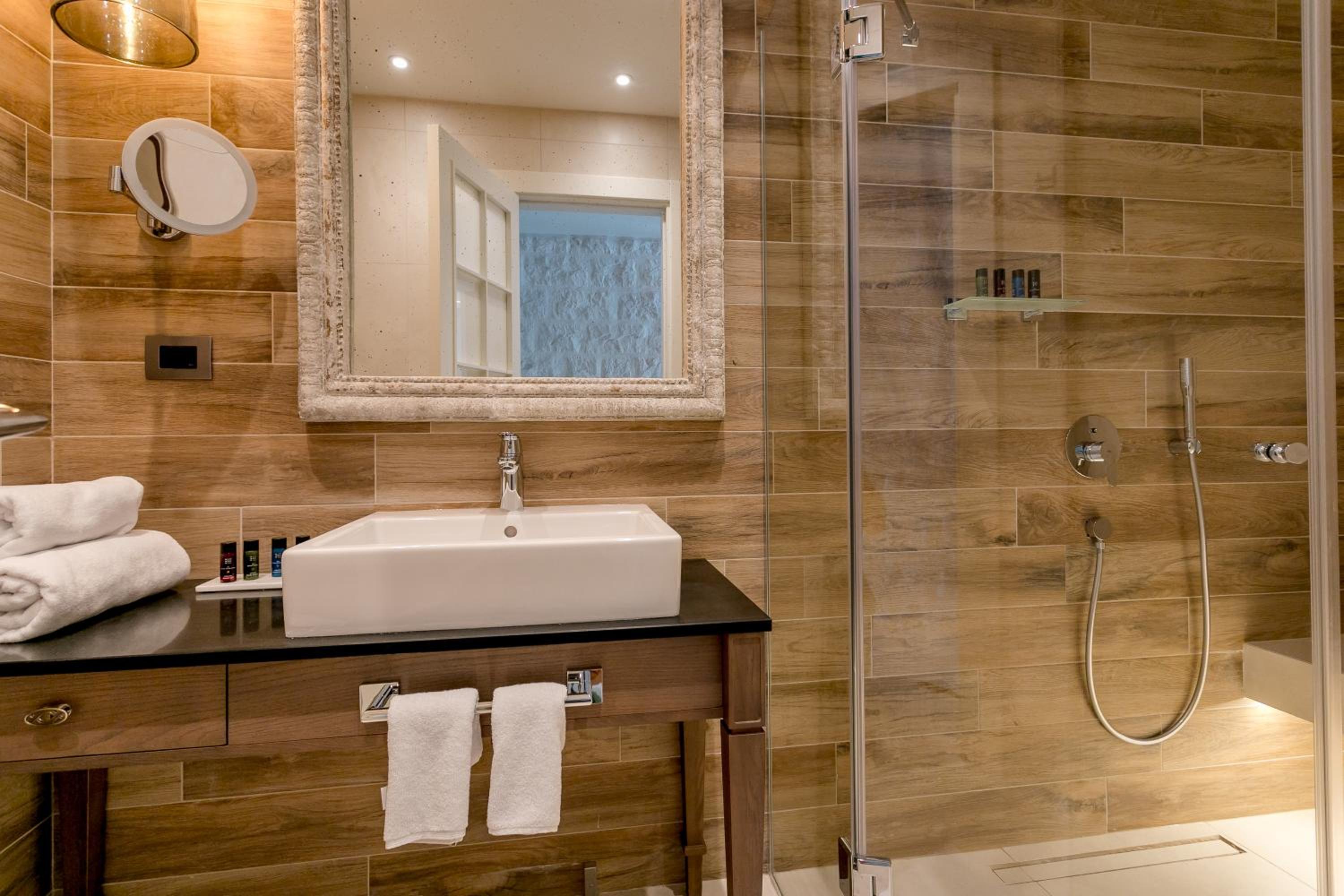 Deluxe Double Room with Sea View - Photo 17