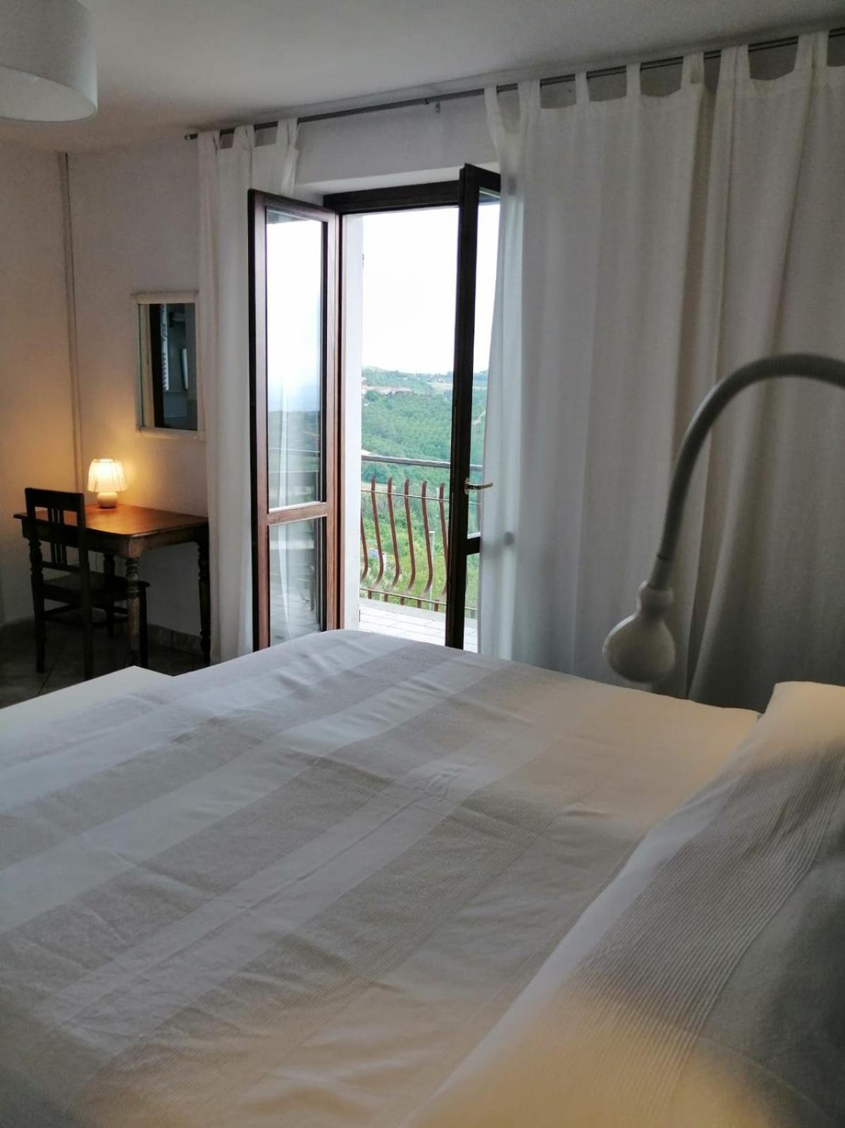 Deluxe King Room - Photo 14