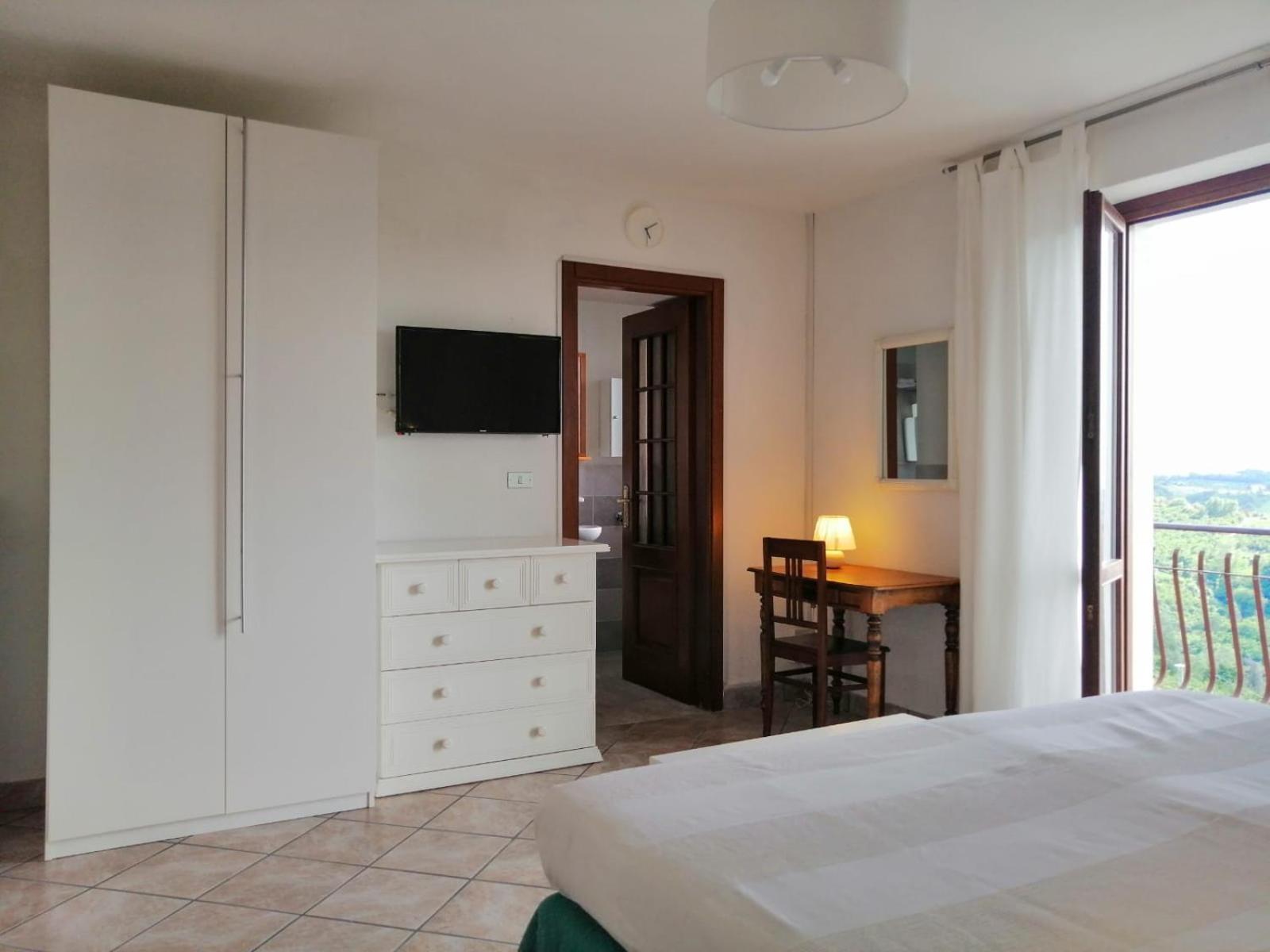 Deluxe King Room - Photo 12