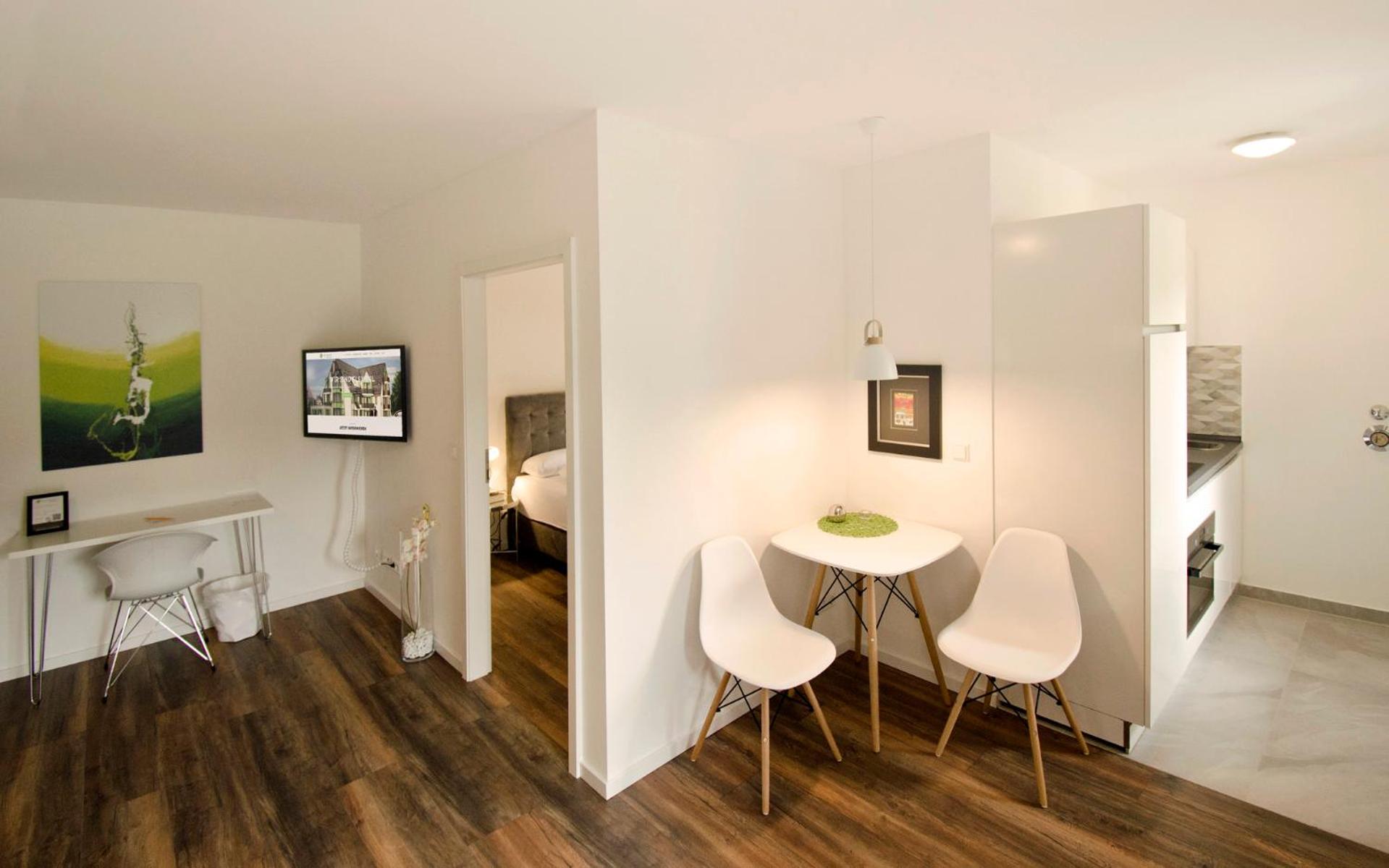 Deluxe One-Bedroom Apartment with Balcony or Terrace  - Photo 3