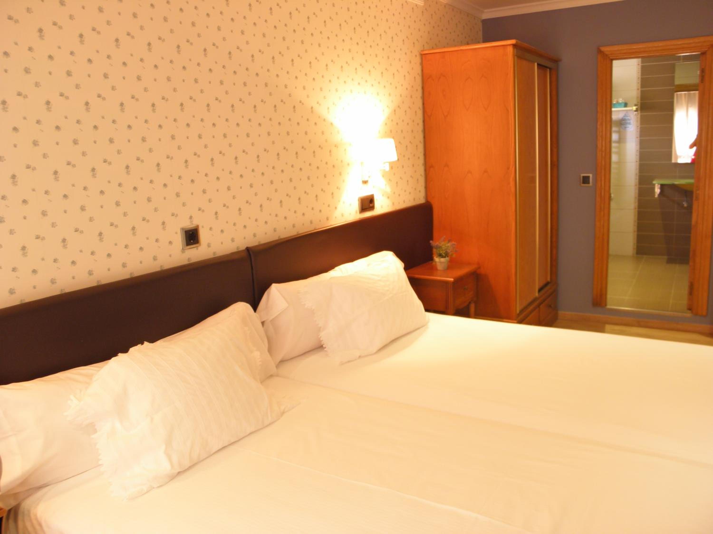 Twin Room - Photo 7